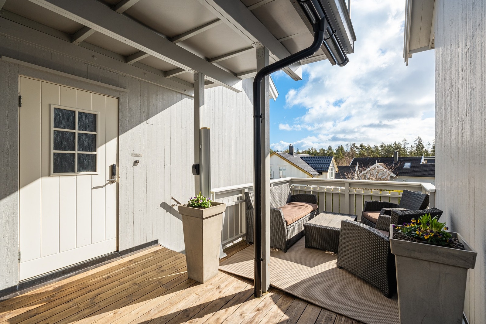 Uteplass ved inngangsparti over garasjen Galleribilde