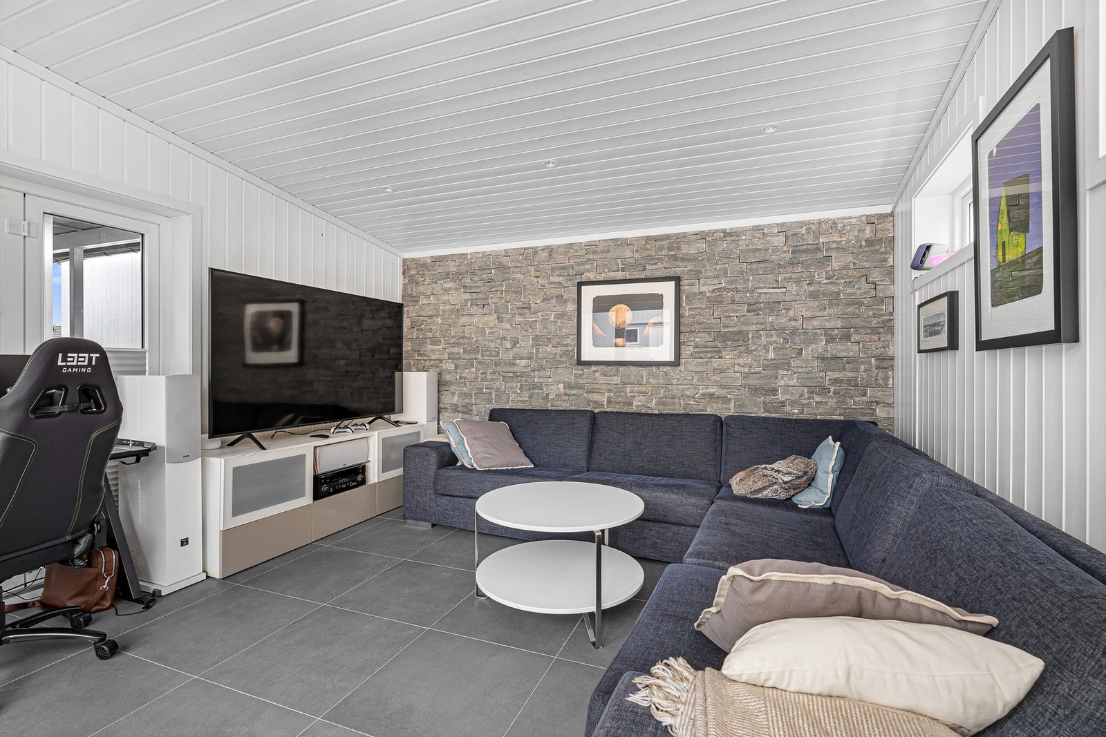 Isolert hagestue Galleribilde