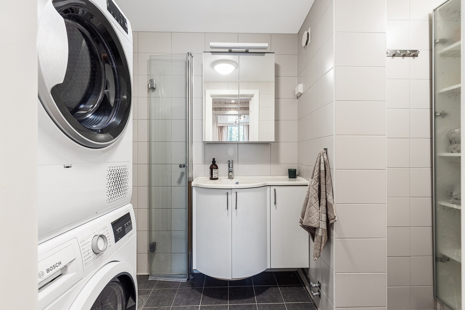 Lekkert flislagt bad renovert i 2017. Galleribilde