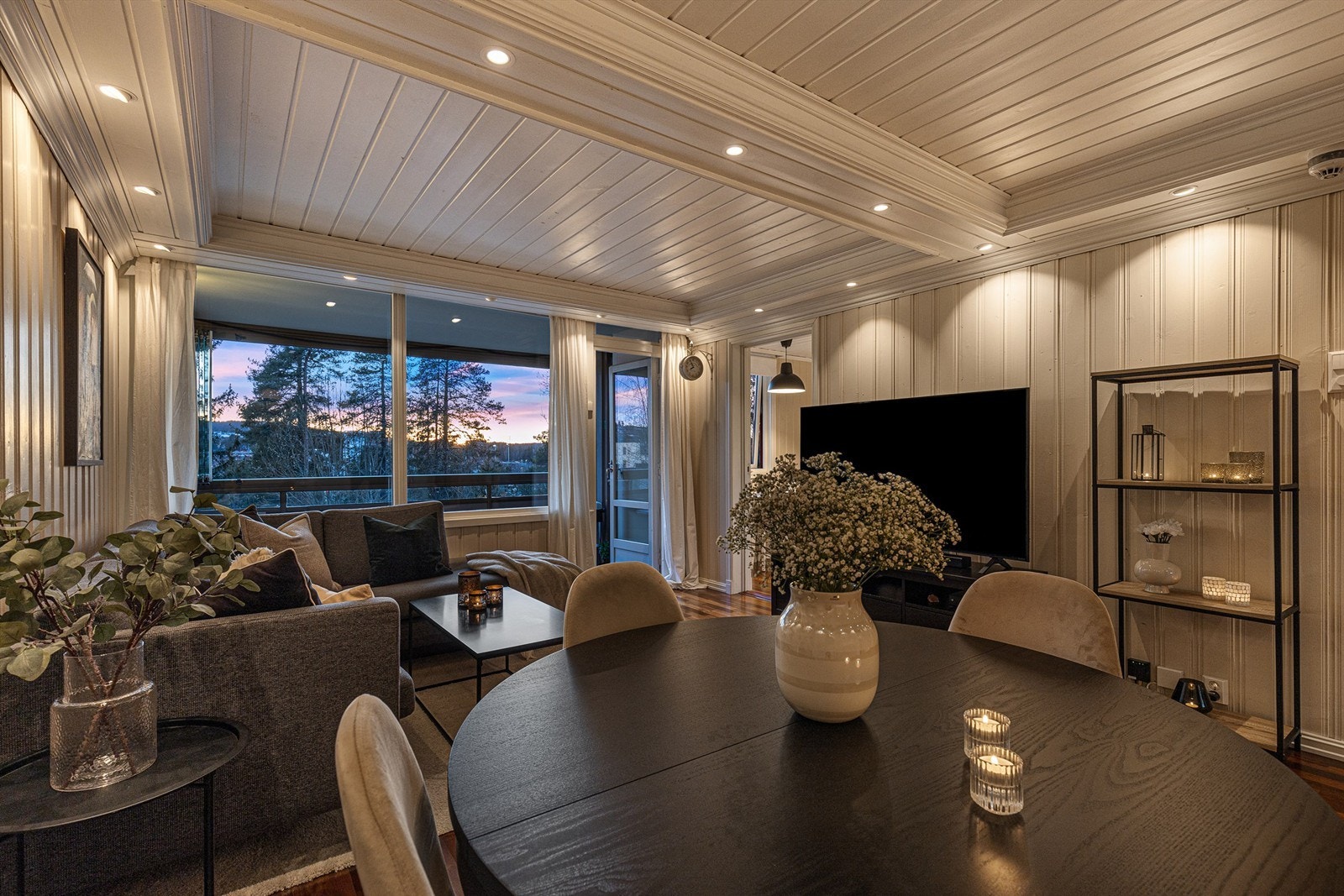 I stuen er det god plass til salong og spisestue. Galleribilde