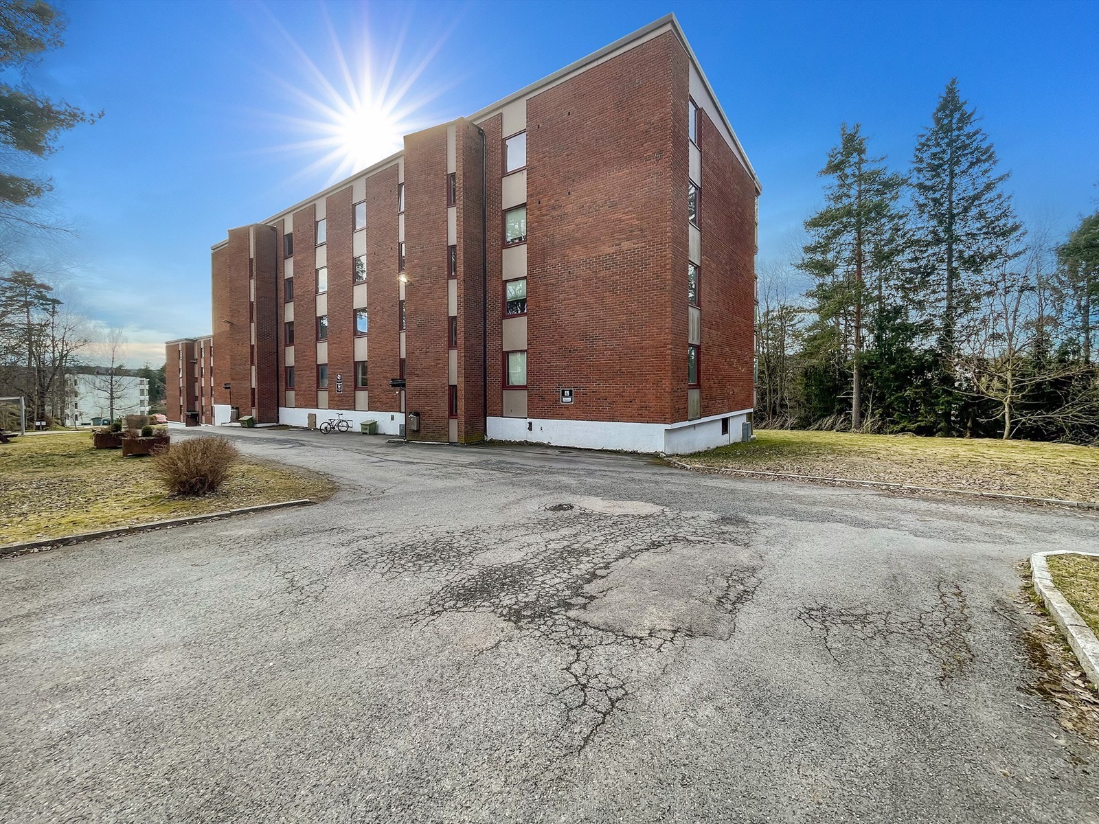 Det er mulighet for korttidsparkering ved inngangen. Galleribilde
