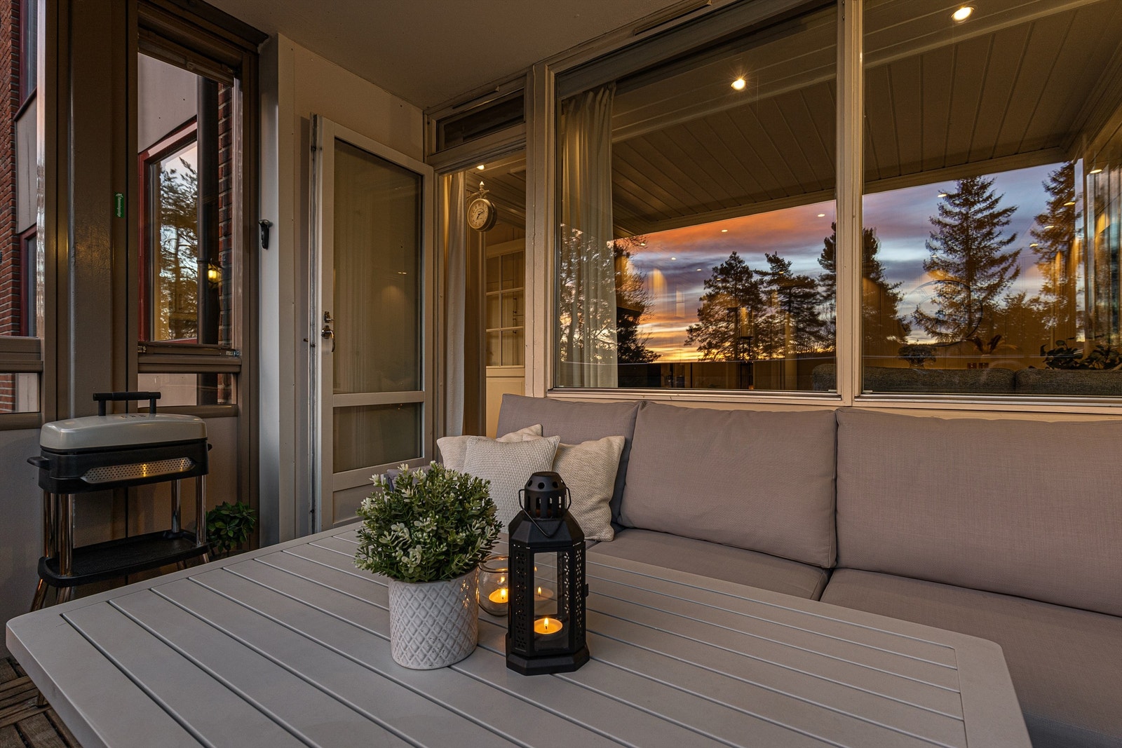 Kveldsstemning på balkongen. Galleribilde