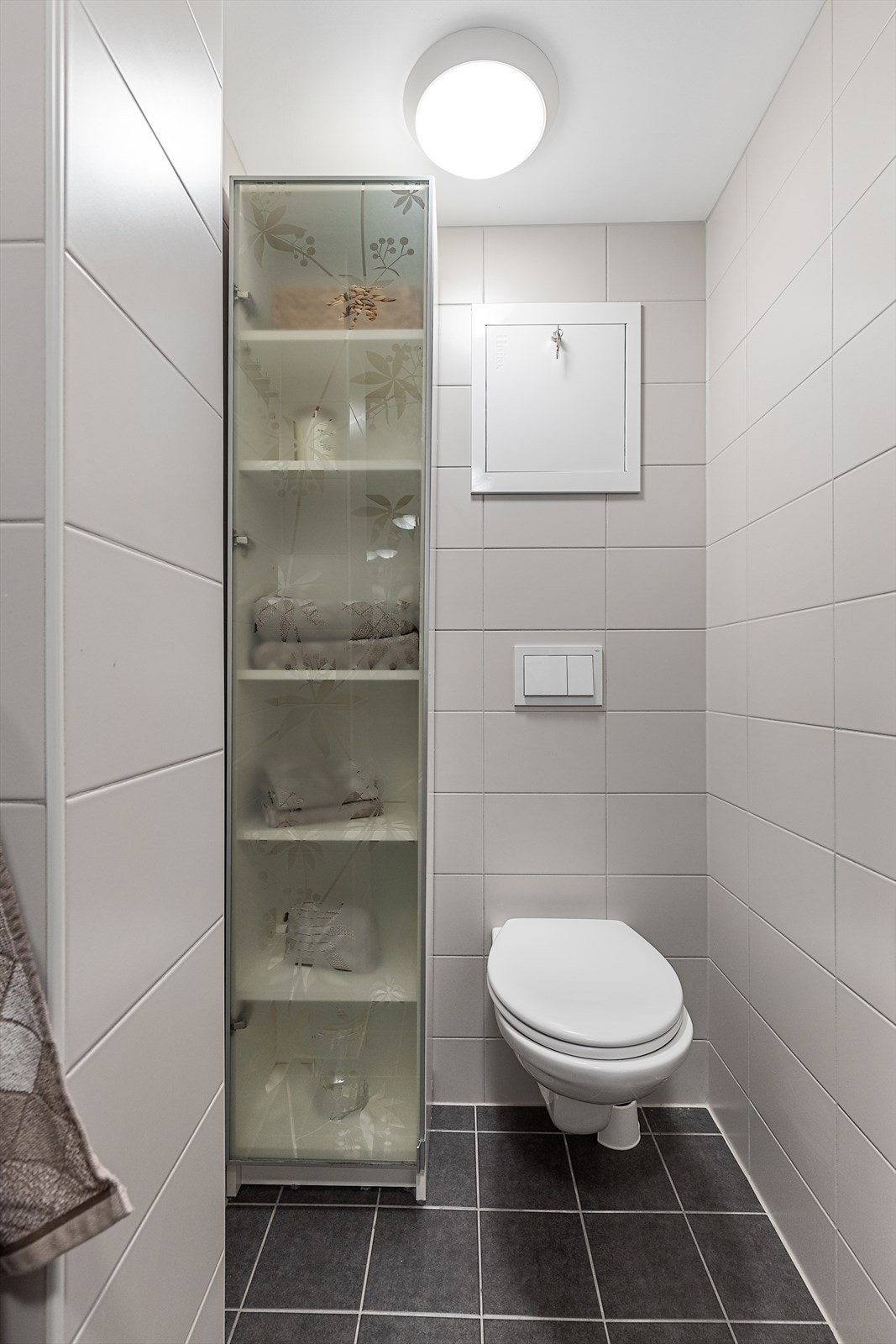 Bad og wc er slått sammen. Høyskapet medfølger. Galleribilde