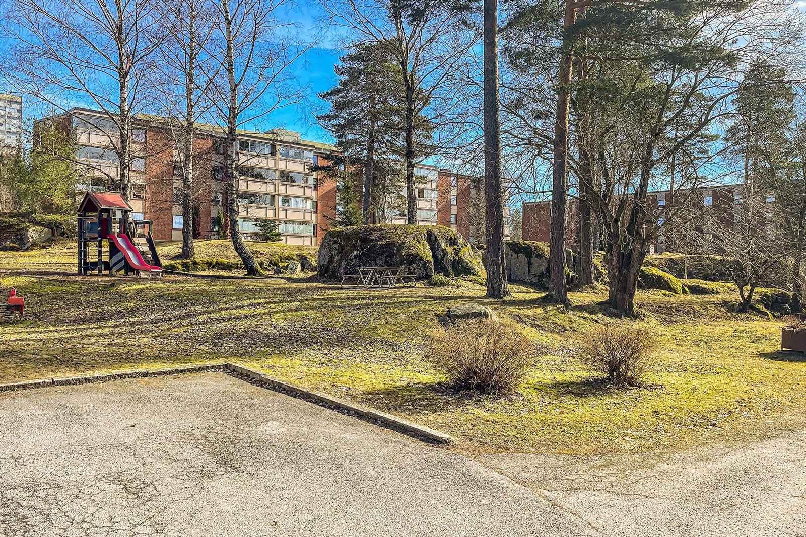 Uteområde med lekeplass. Galleribilde