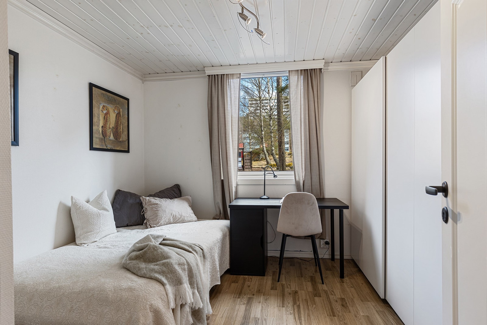 Soverom 2 av god størrelse med garderobeskap. Galleribilde