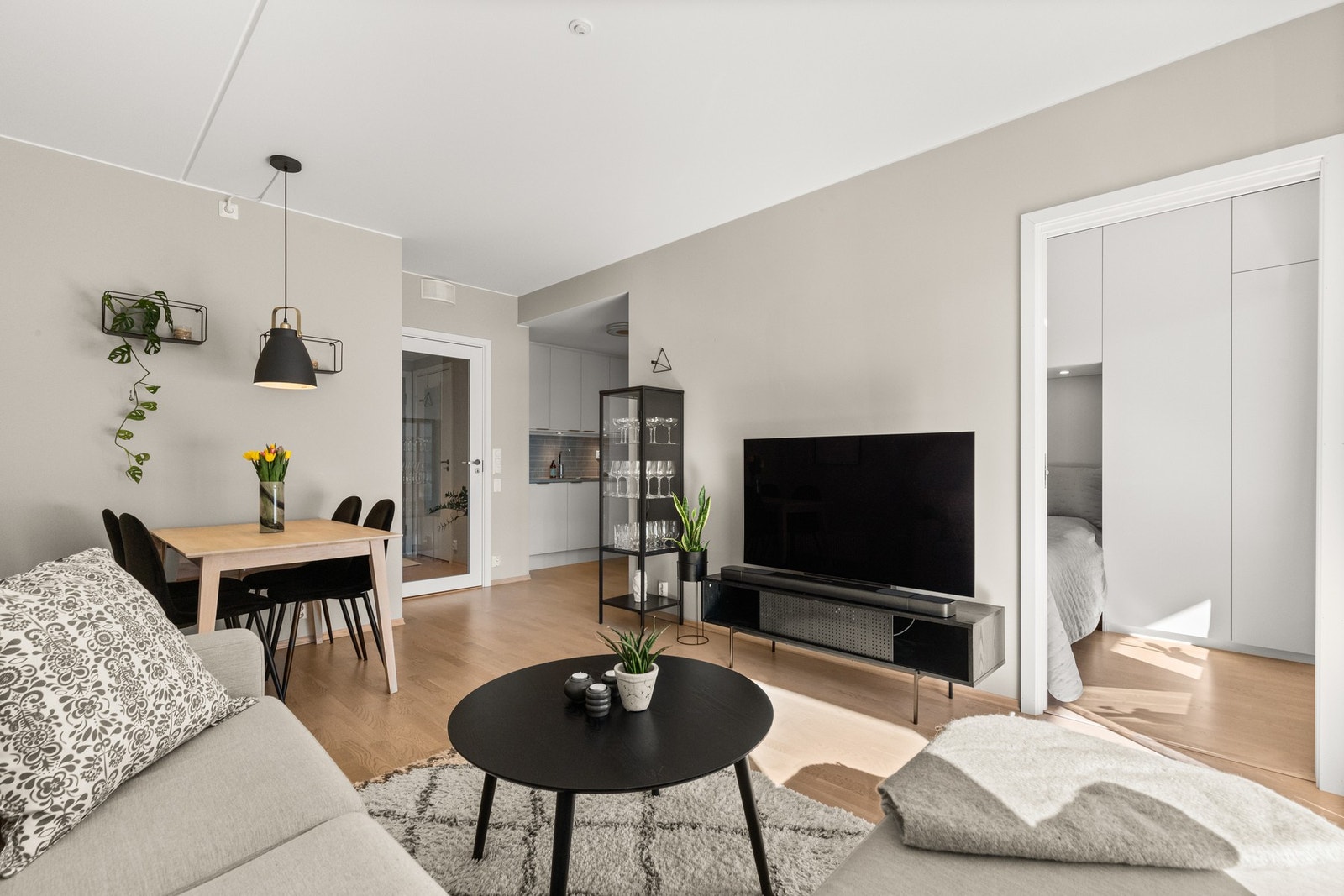 God planløsning som inneholder entré, omkledningsrom, soverom, stue/kjøkken og bad.. Galleribilde