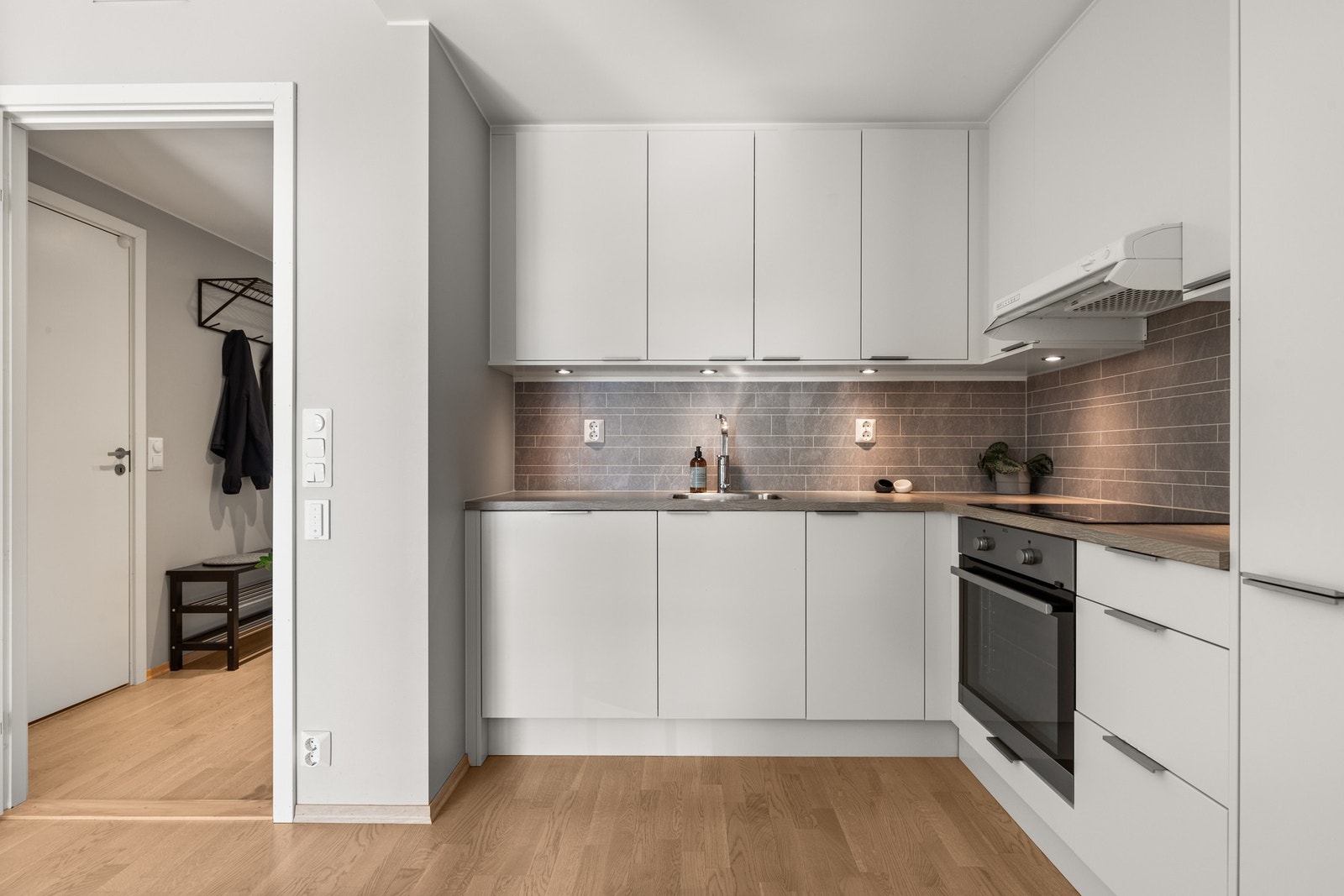 Norema kjøkken med glatte fronter og integrerte hvitevarer. Galleribilde