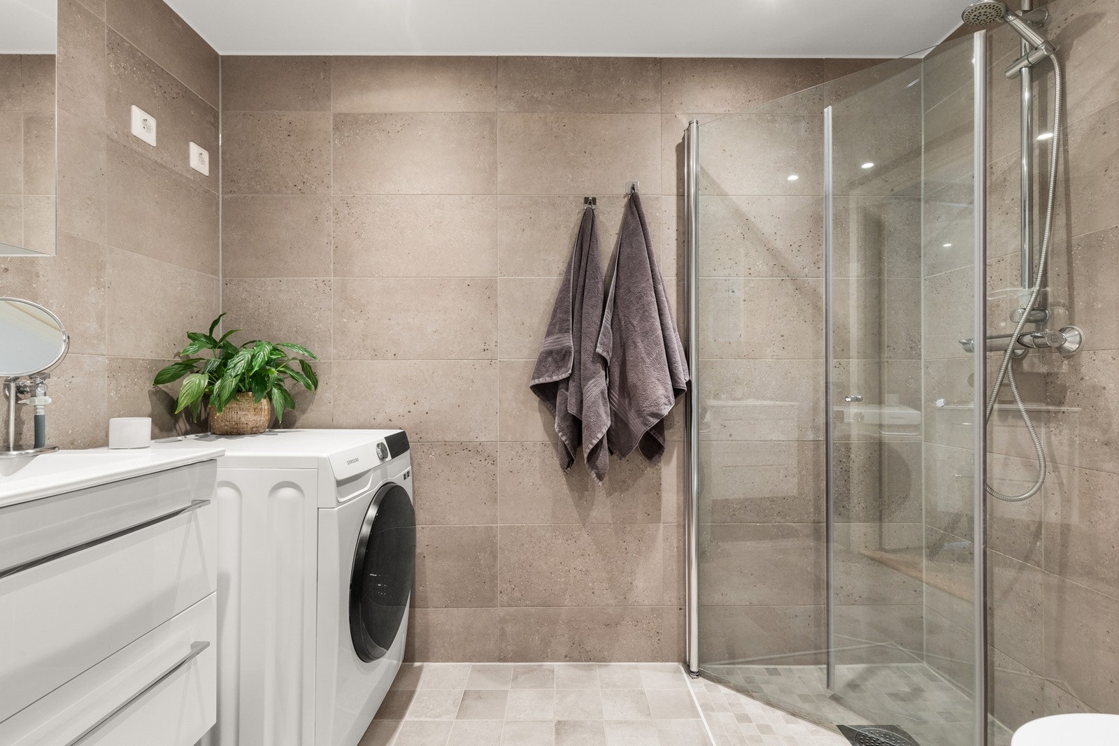 Svært pent og romslig flislagt bad. Vannbåren gulvvarme i baderomsgulvet og radiatorer, med forsyning av varmtvann fra felles varmtvannsanlegg. Galleribilde