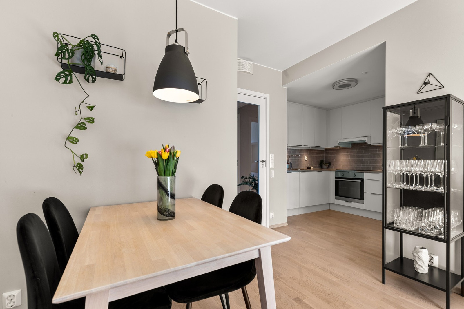 Delvis åpent kjøkken mot spisestuen. Galleribilde