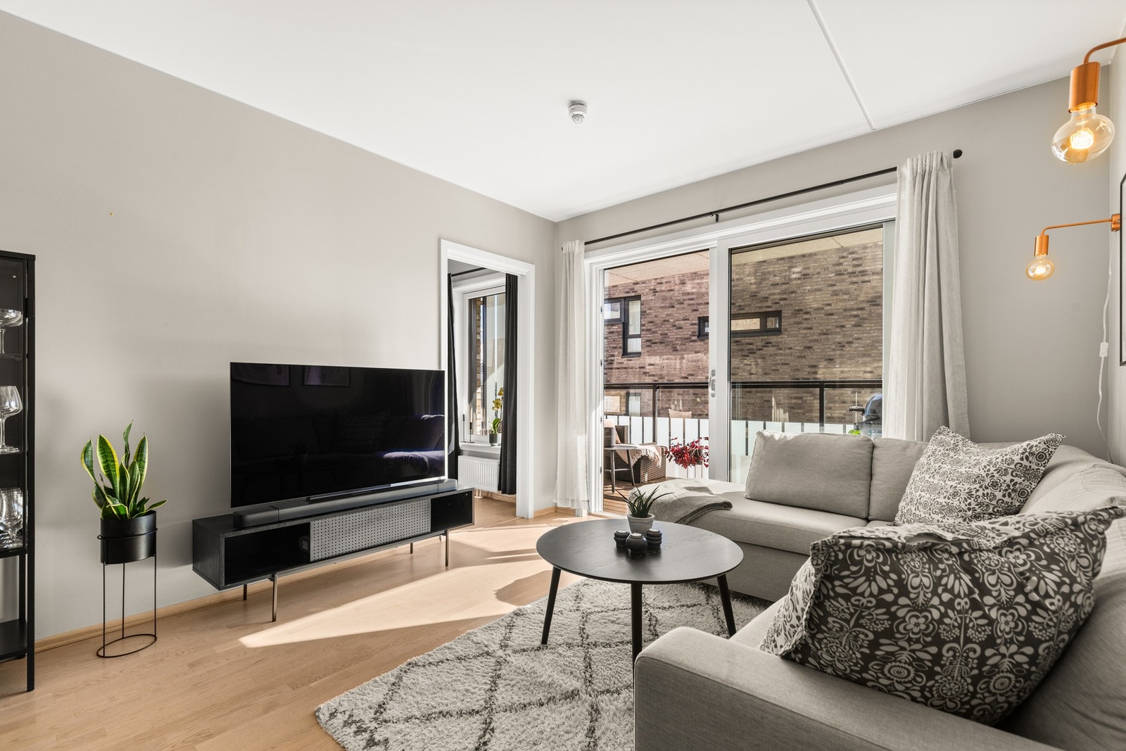 Boligen har parkett på gulv og sparklet/pussede og malte overflater. Galleribilde