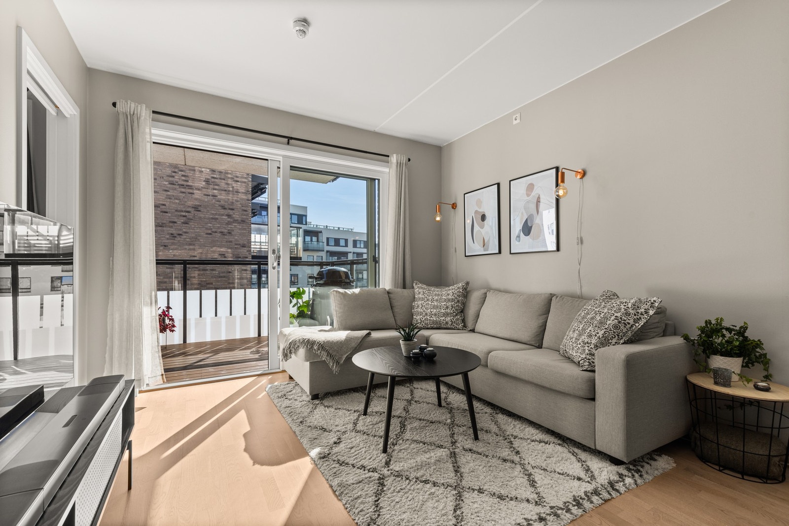 Lys og luftig stue med store vindusflater og utgang til balkong på ca 9 kvm. Galleribilde