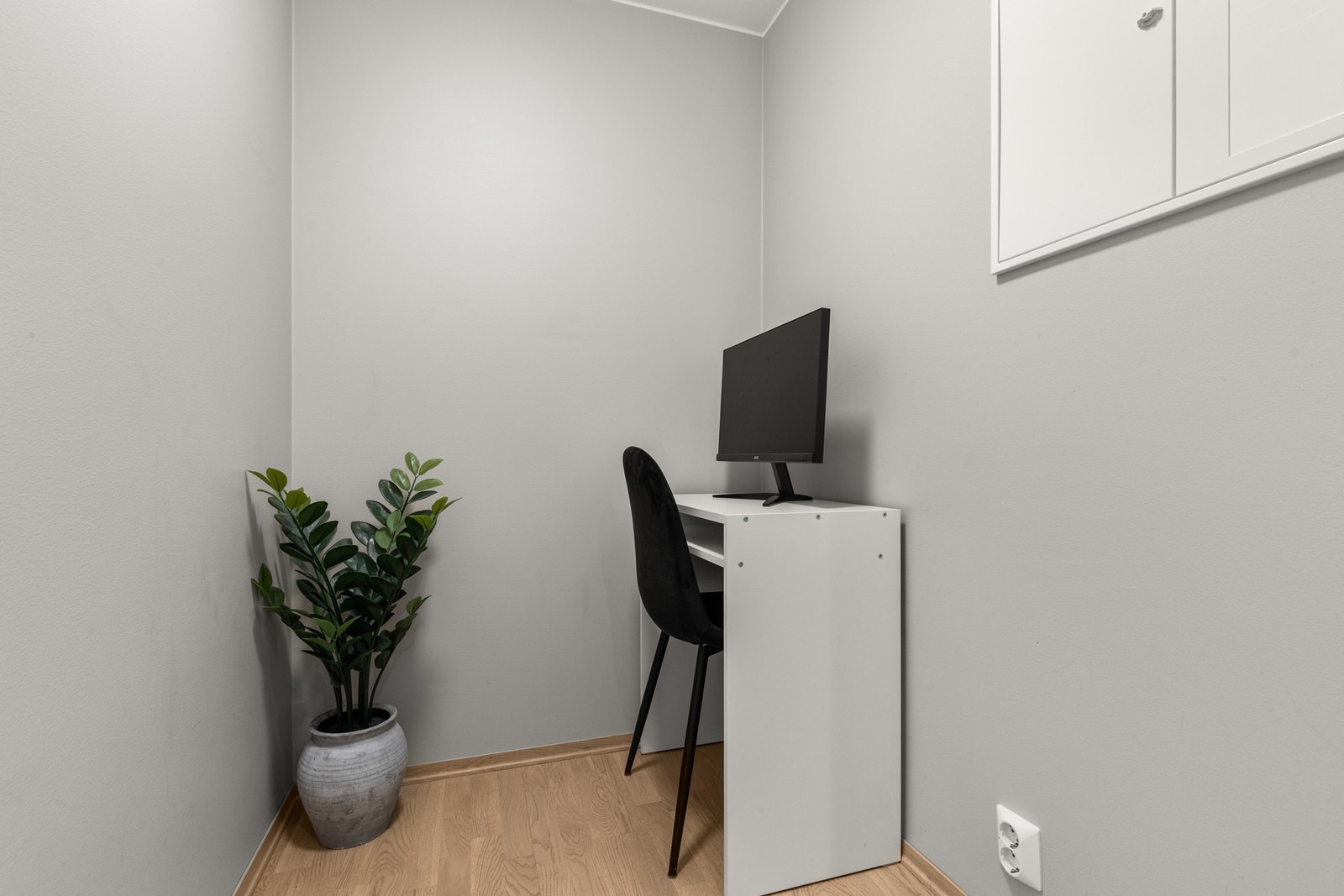 Boligen har romslig bod som dagens eier bruker som kontor. Det er også en ekstern bod på 6 kvm. Galleribilde