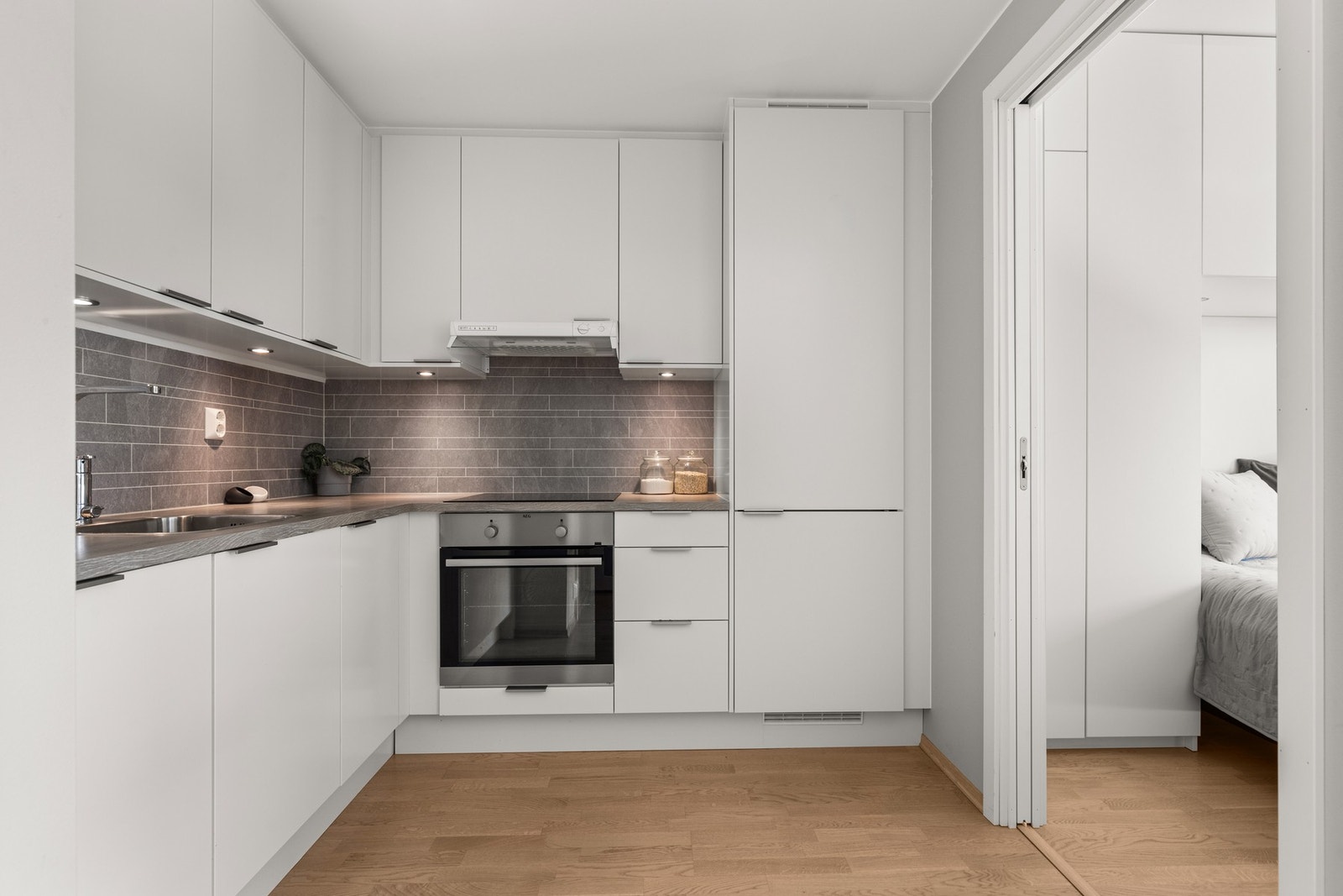 Stekeovn, platetopp, oppvaskmaskin og kjøleskap med fryser er integrert og medfølger. Galleribilde