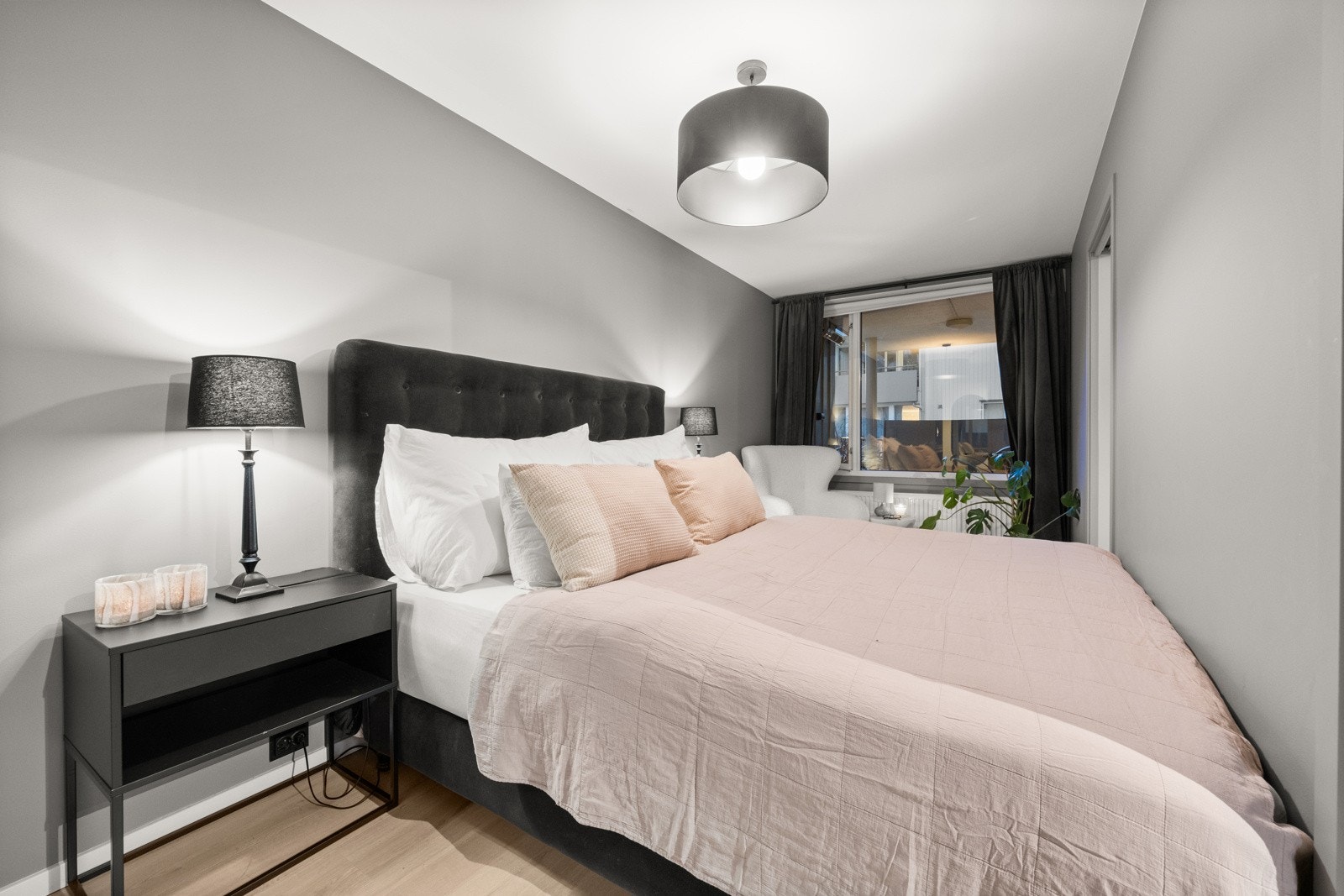 Leiligheten har ett soverom med adkomst via to plassbesparende skyvedører fra stue/kjøkken. Galleribilde