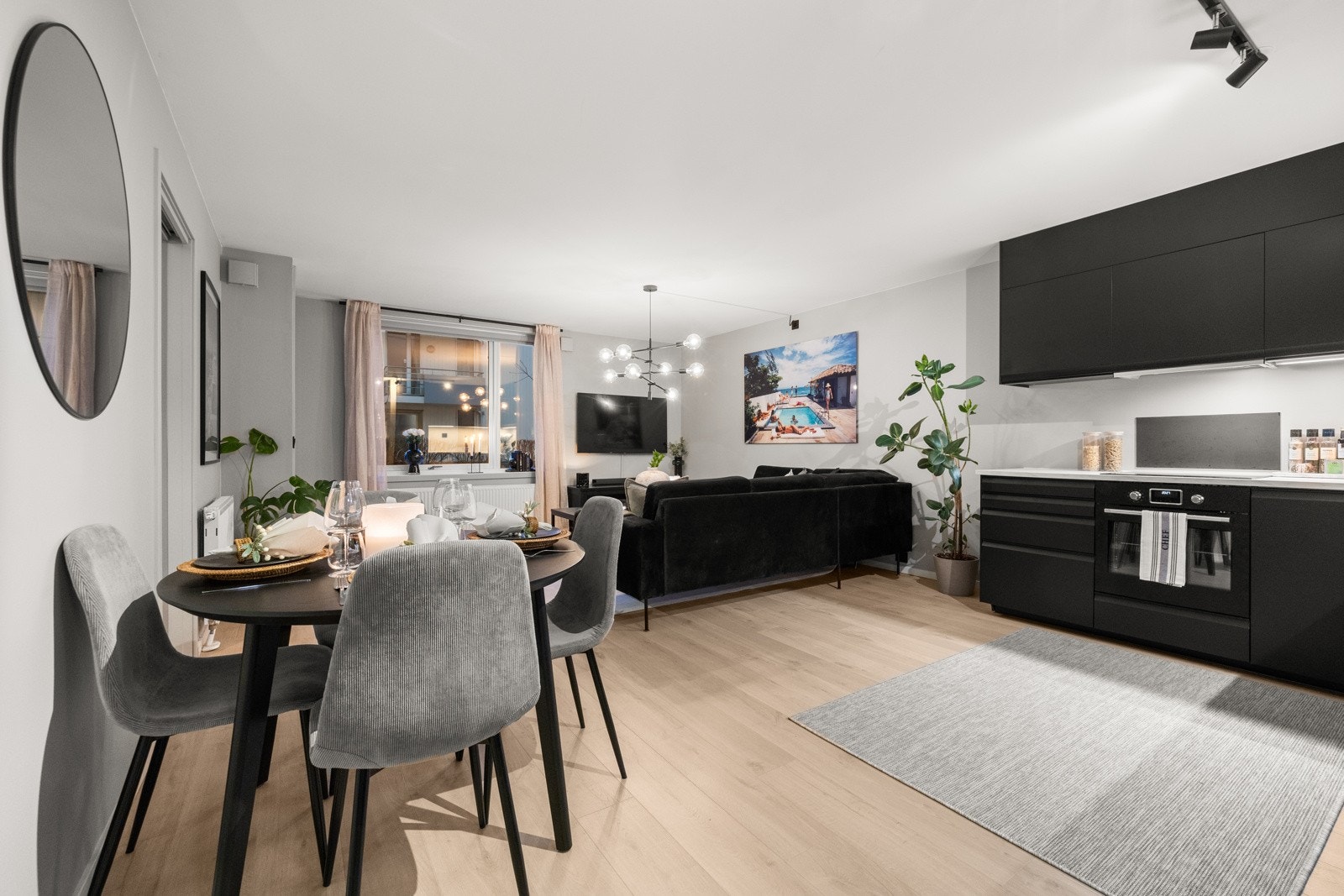 Pent utført med innredning helt opp til taket og glatte fronter med innfelte håndtak. Galleribilde