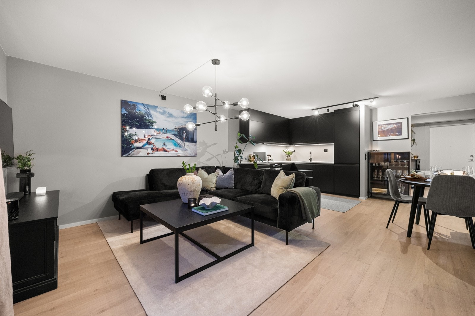 Åpen stue/kjøkken-løsning med nyere gulv. Galleribilde