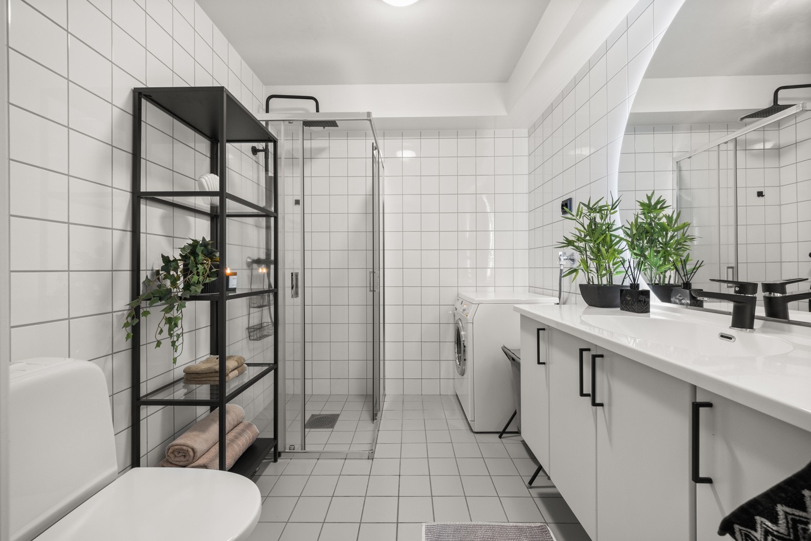 Flislagt bad med varmekabler. I 2024 ble det byttet dusjsett, blandebatteri til vask og nytt speil. Galleribilde