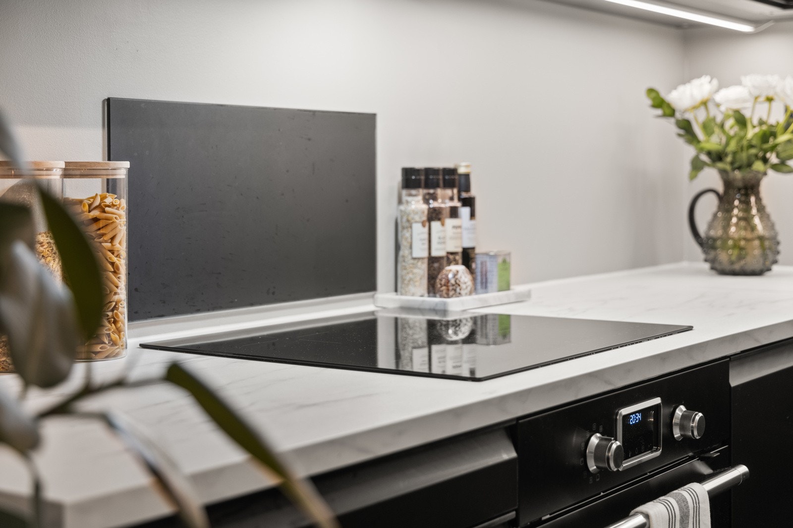 Komplett utstyrt med integrerte hvitevarer. Galleribilde