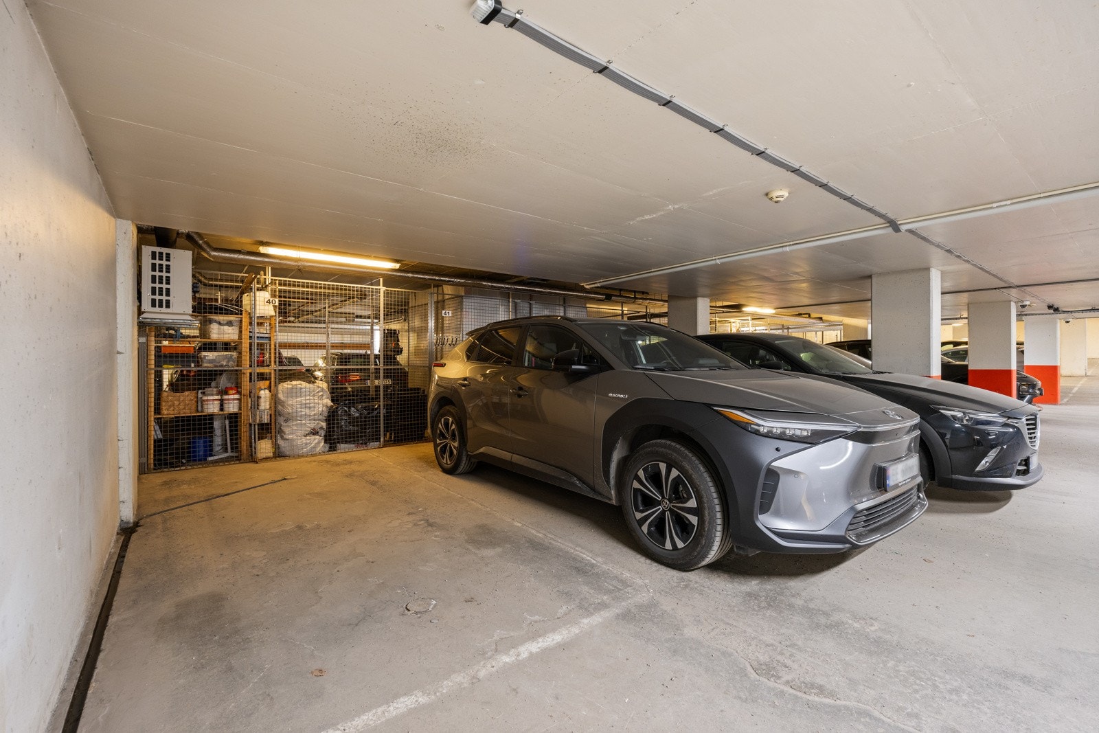 Fast garasjeplass. Galleribilde