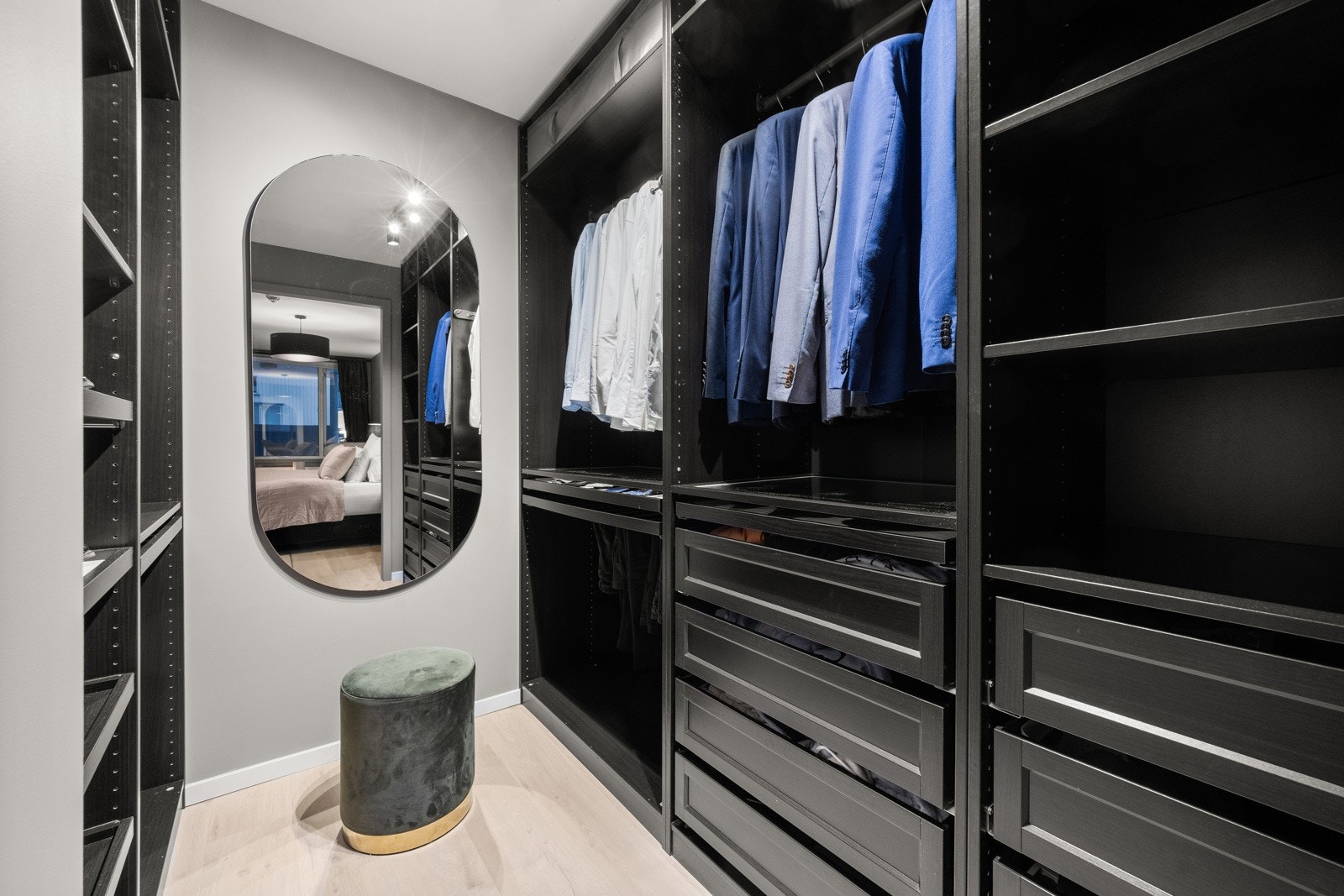 Walk-in closet. Galleribilde