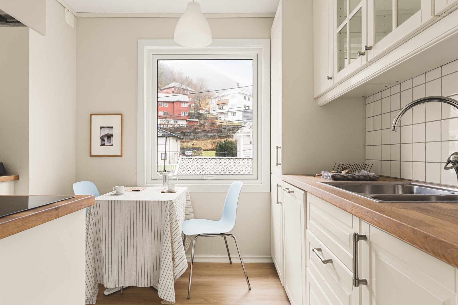 Kjøkkenet finner du på høyre side i entréen. Galleribilde