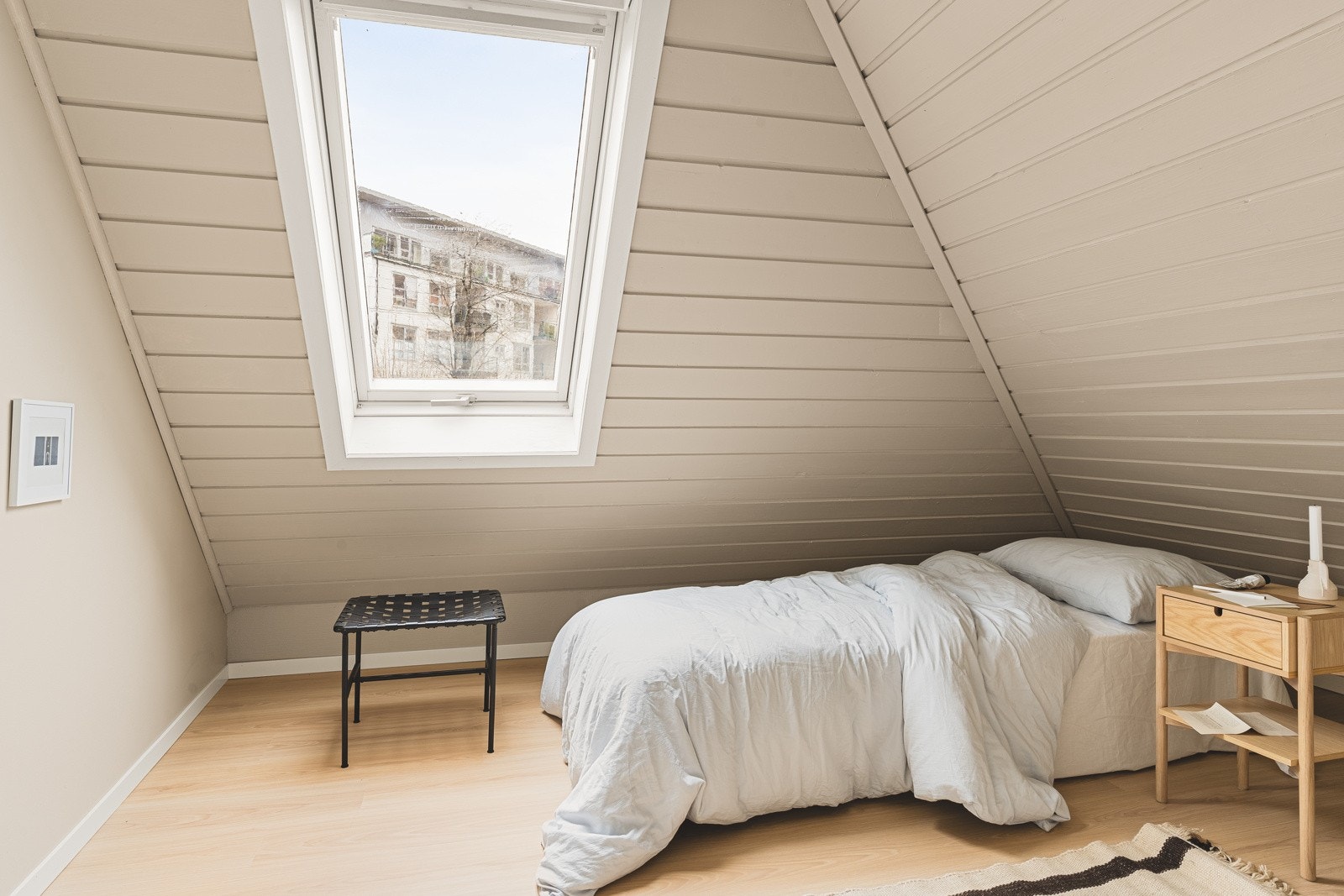 På loftet finner du det siste soverommet på 4 kvm. Galleribilde