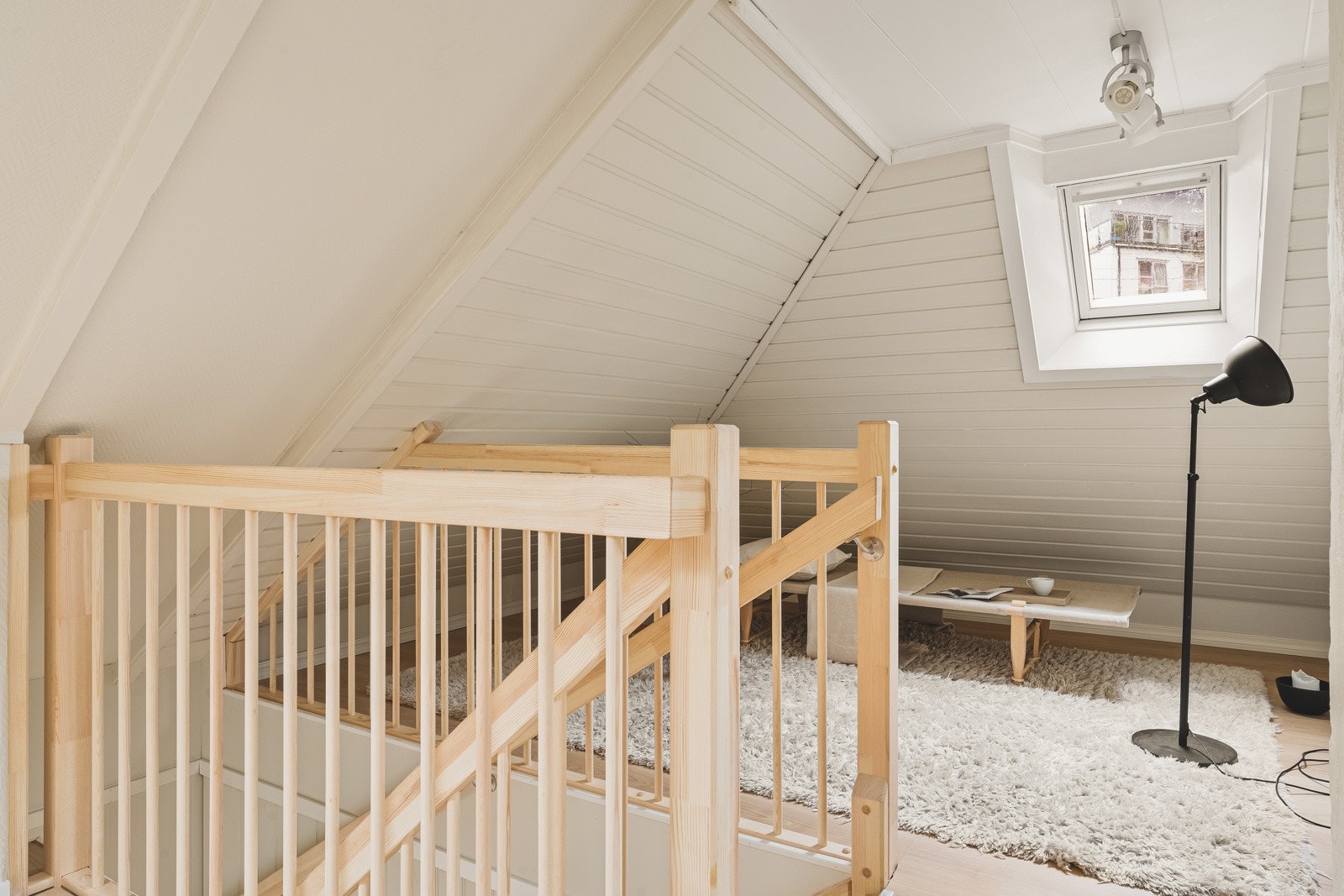 Første som møter deg er den romslige loftstuen på ca. 17,5 kvm. Galleribilde