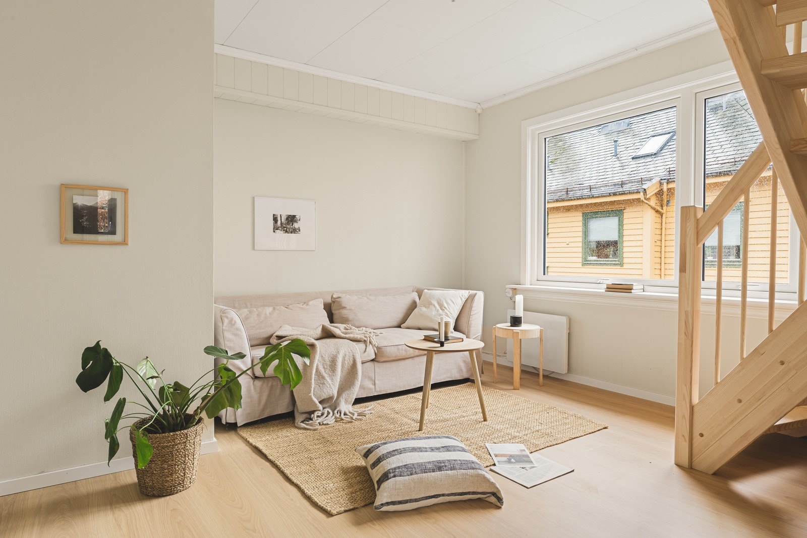 Gulvet er belagt med laminat, noe som er gjennomgående i boligen. Galleribilde