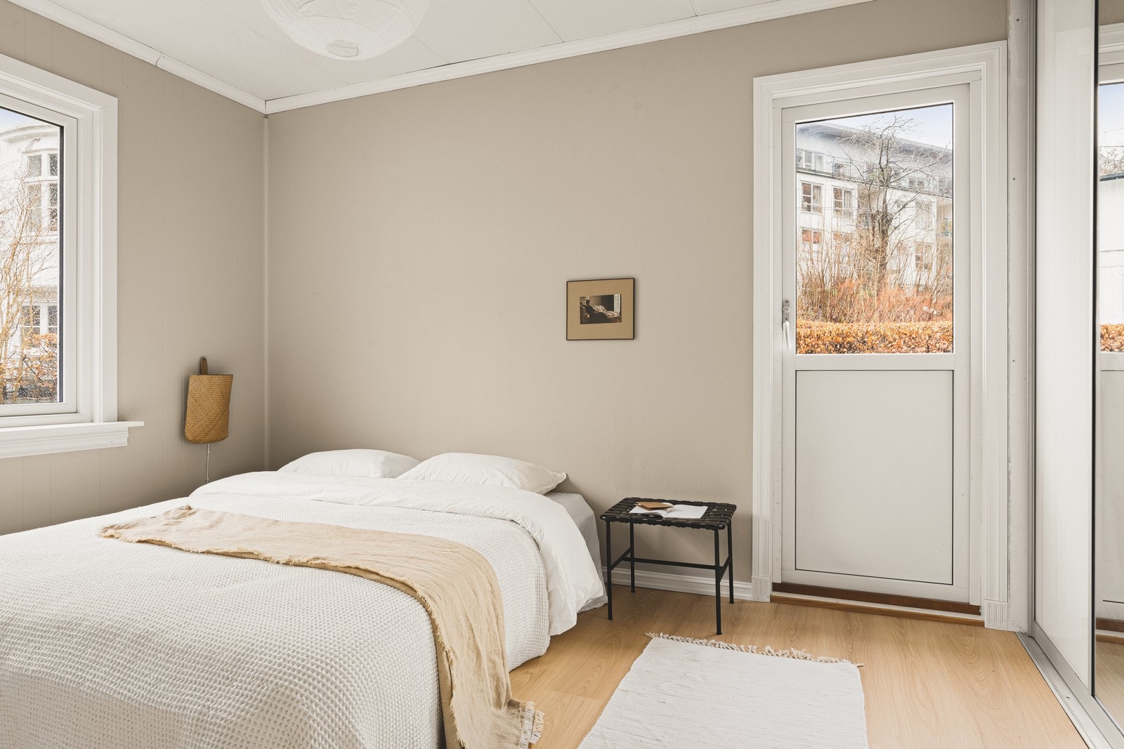 Fra hovedsoverommet har du utgang til den solrike balkongen. Galleribilde