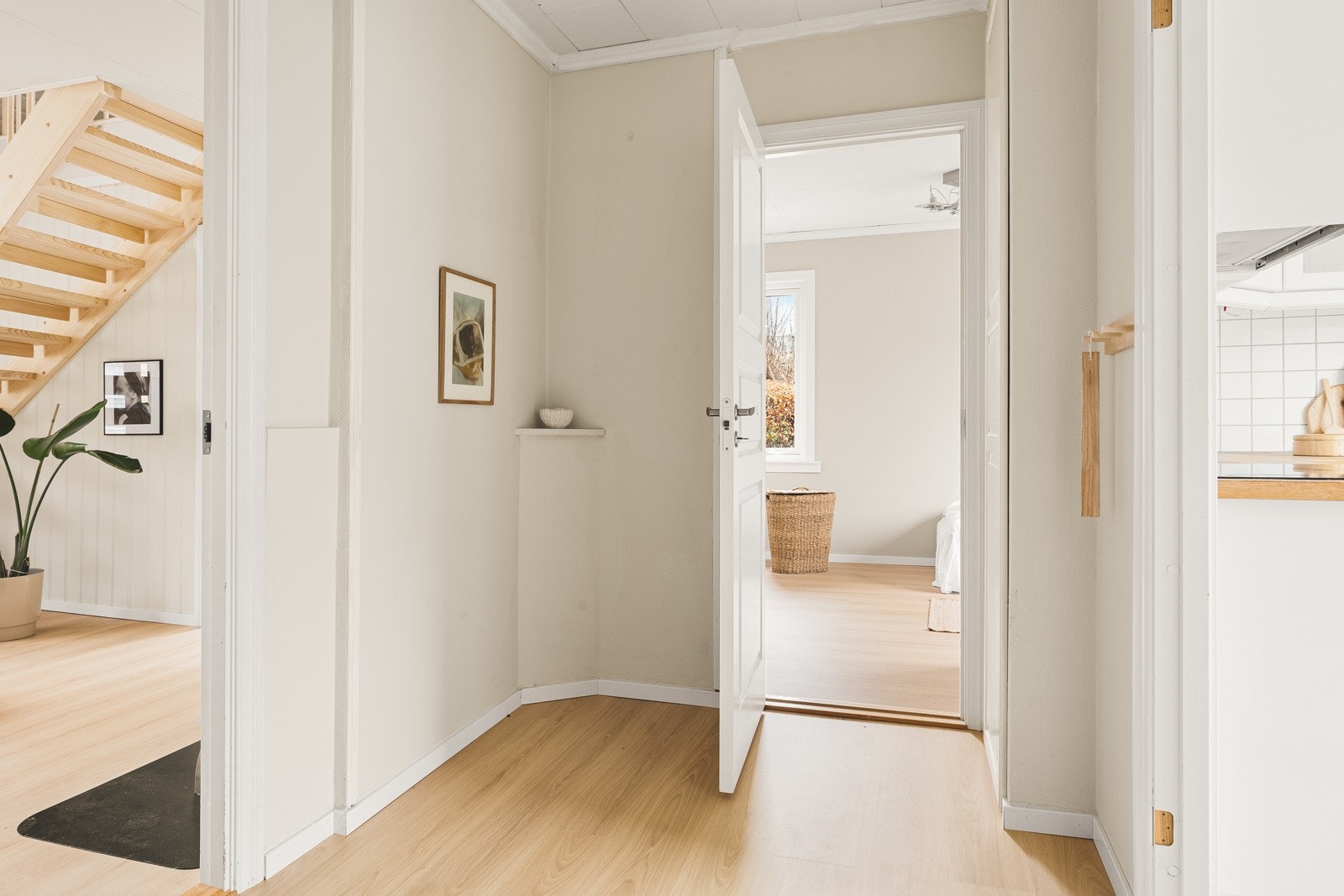 Fra stuen har du tilkomst til et av tre soverom. Galleribilde