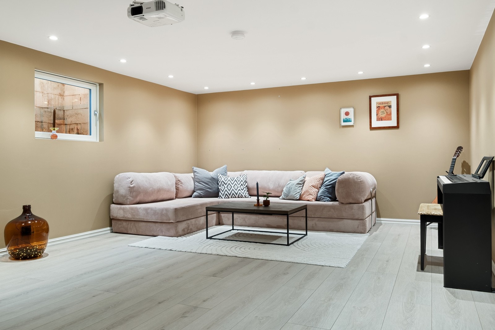 Kinorom med 103" kinolerret og projektor. Galleribilde