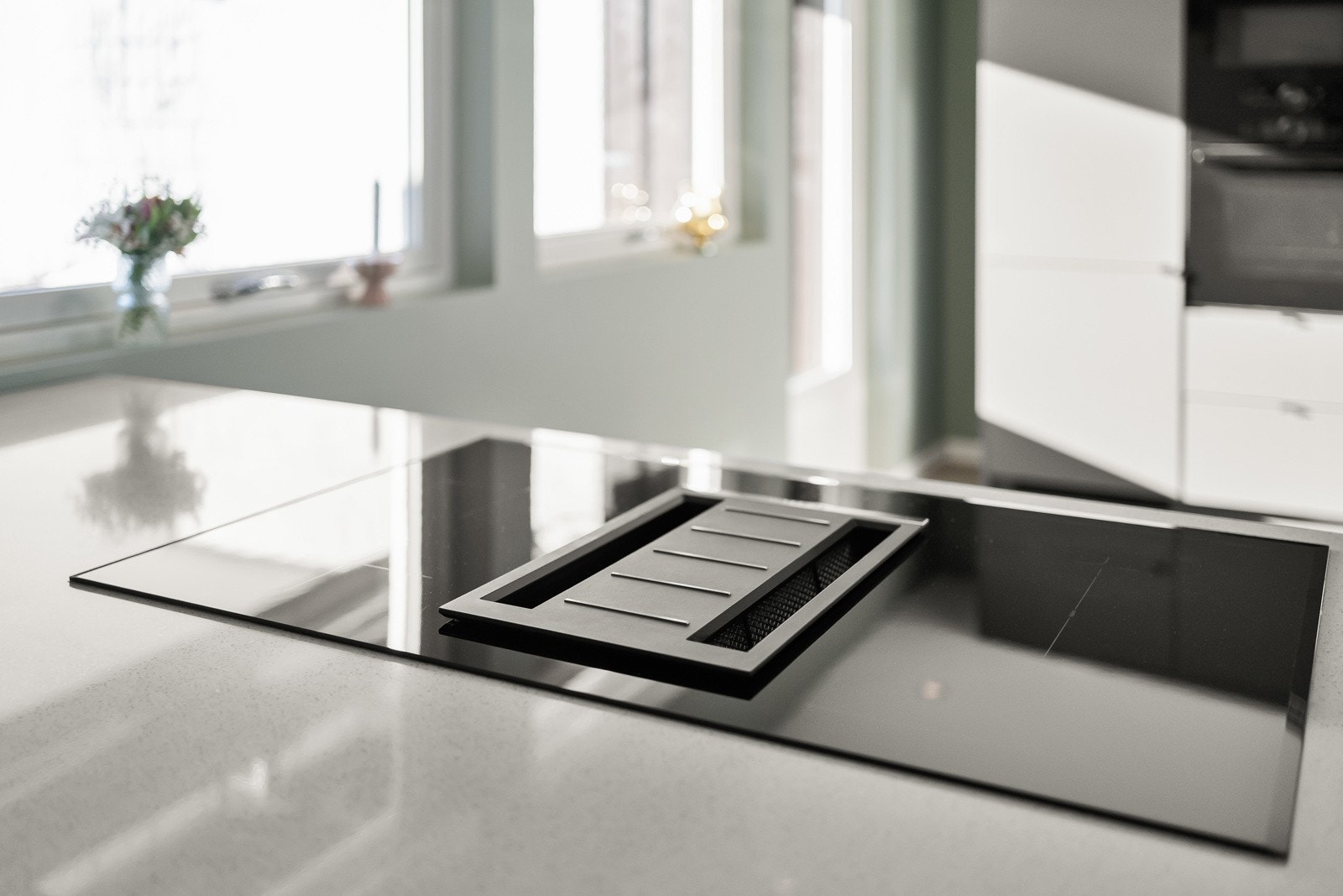 Det er integrert ventilator i koketoppen. Galleribilde