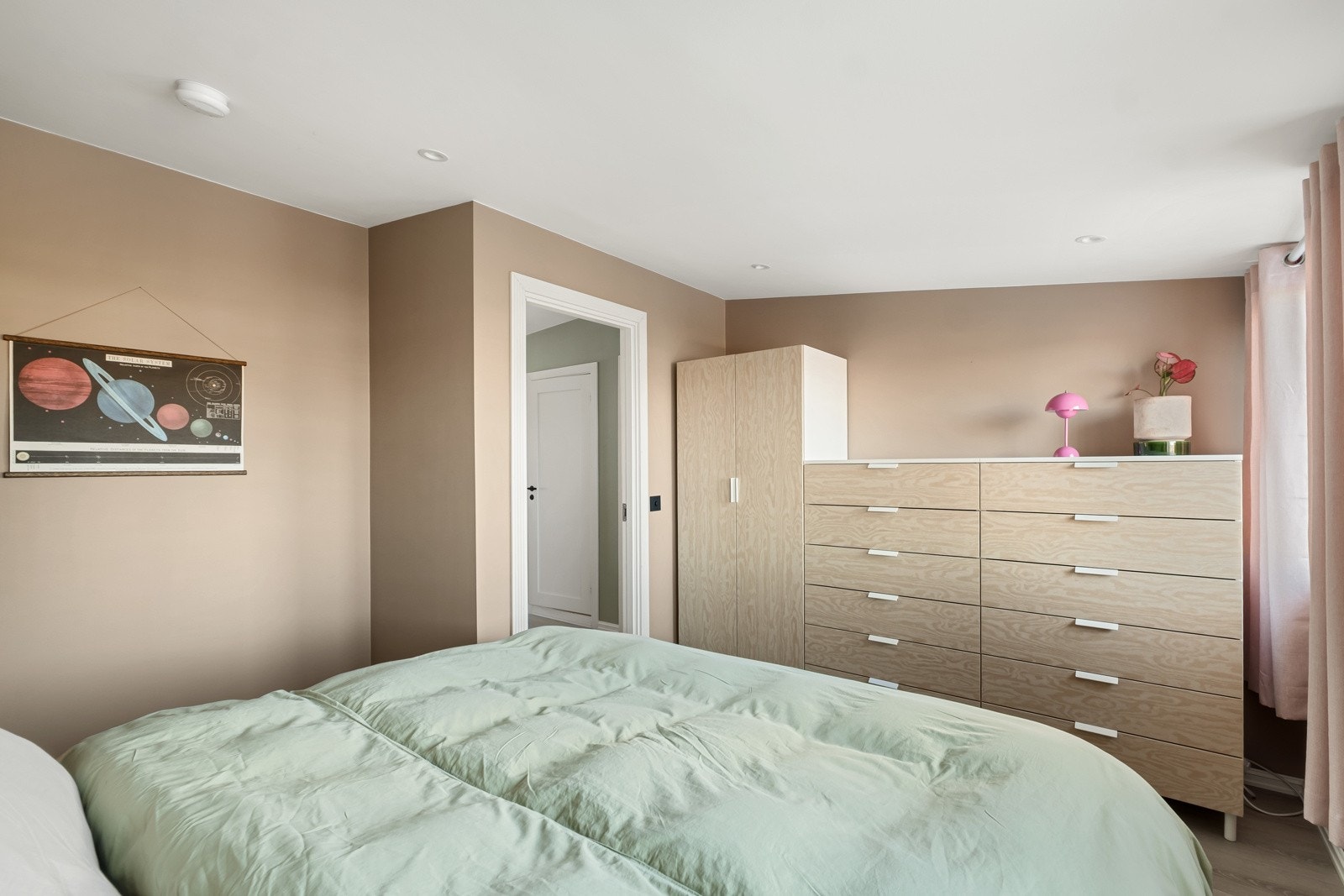 Hovedsoverommet. Dette var originalt 2 soverom. Galleribilde