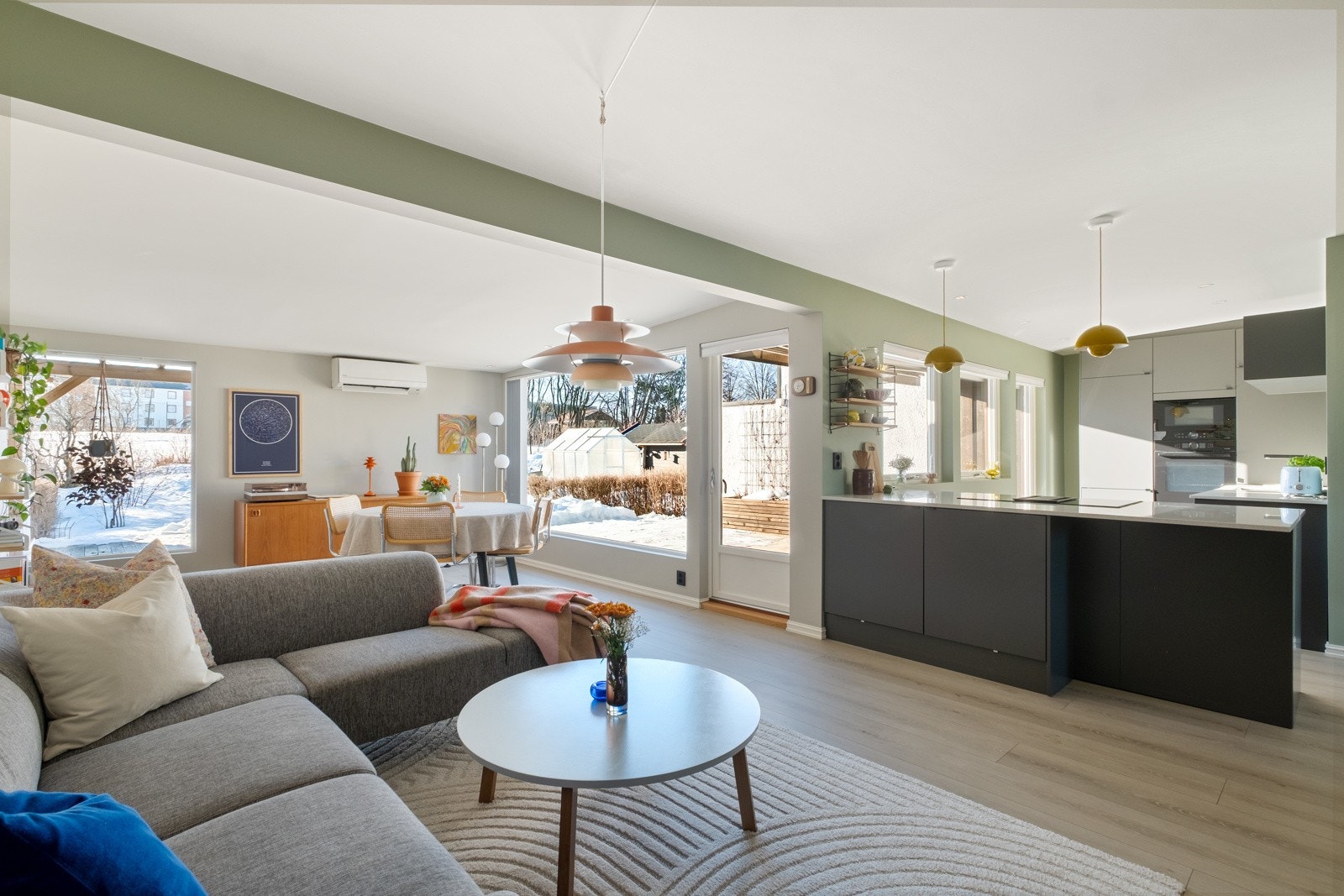 Med store vindusflater vendt mot sør får du godt med sollys inn i rommet. Galleribilde