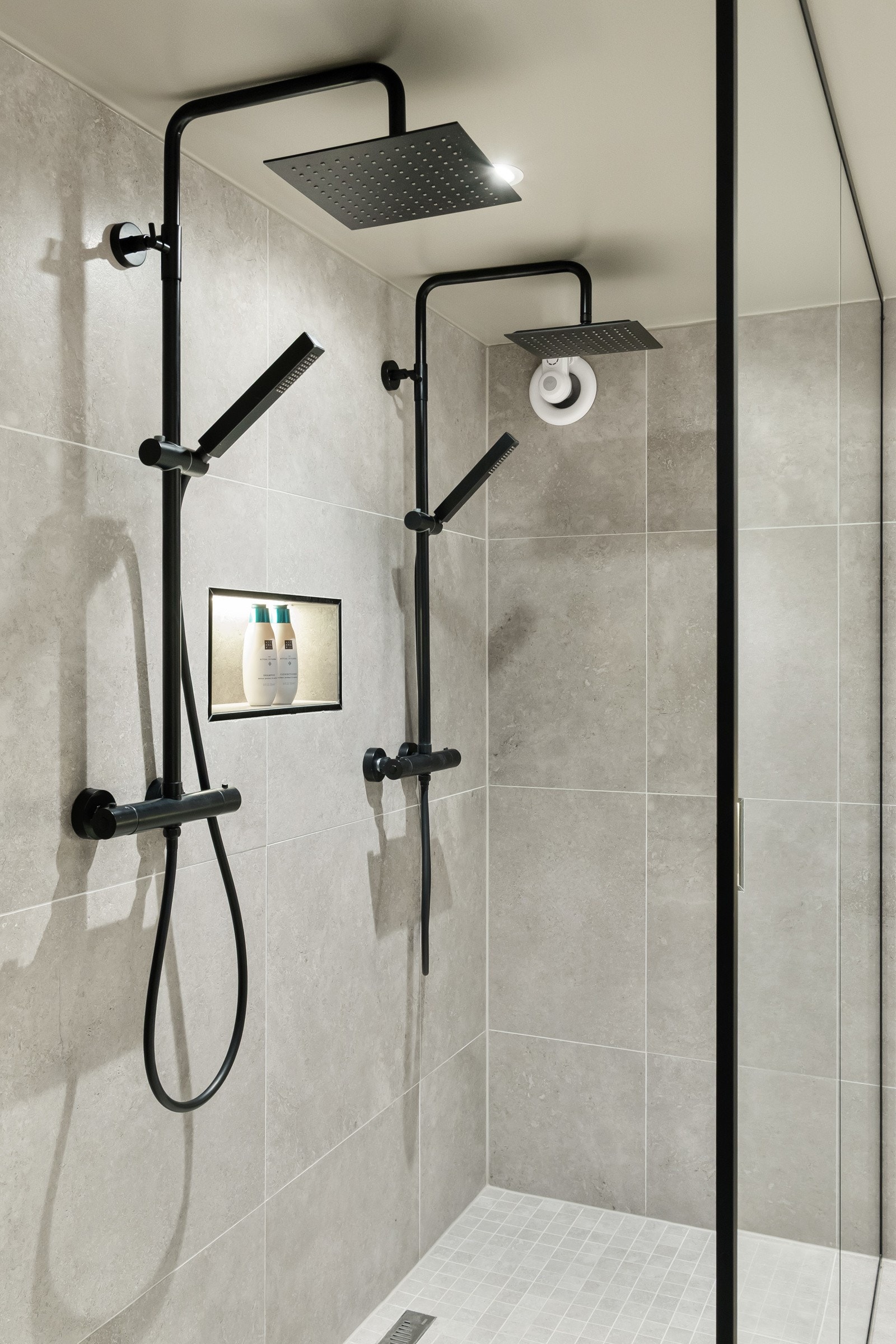 Dobbeldusj med innfelt hylle og ledlys. Galleribilde