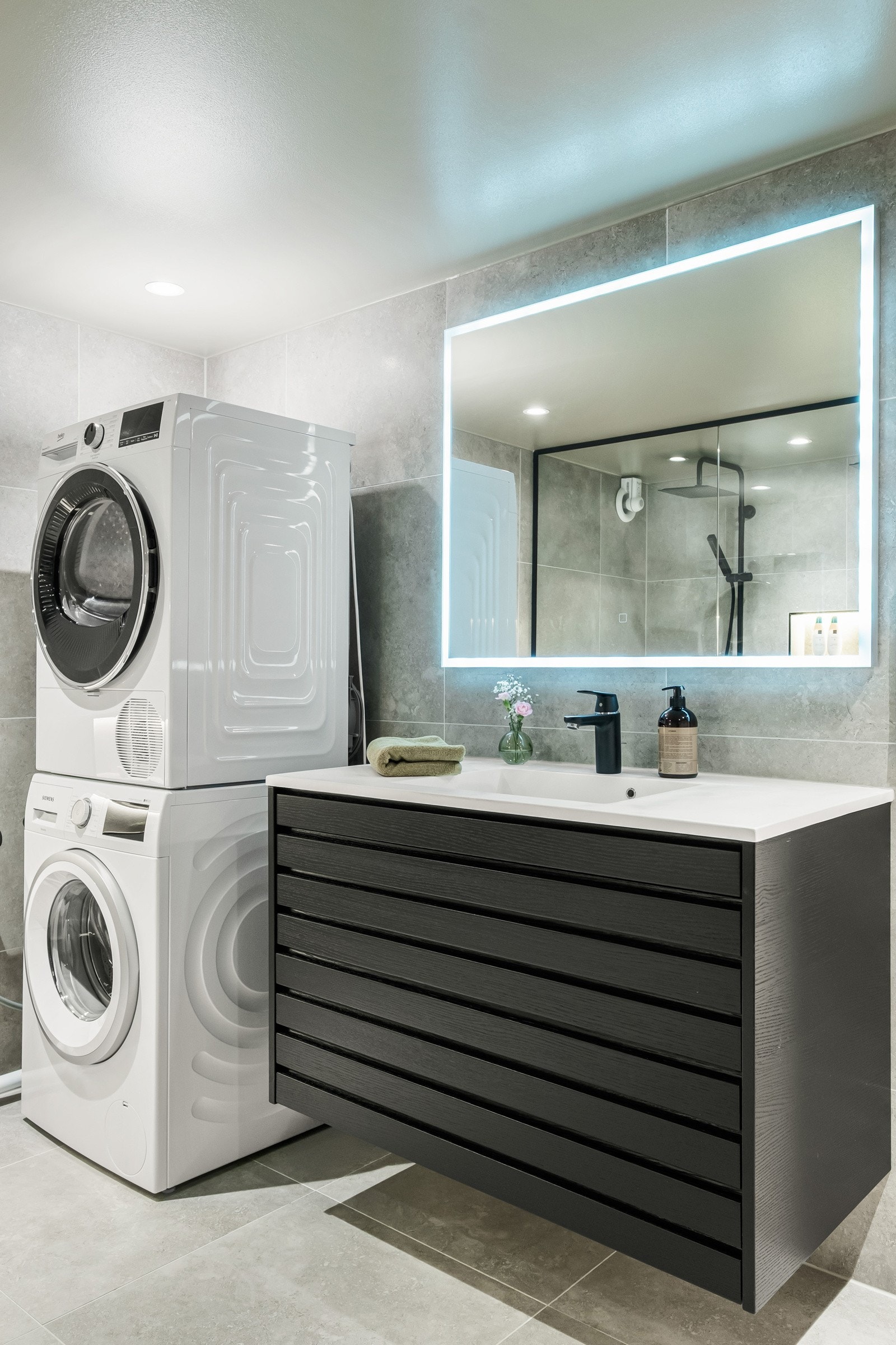 Det er muligheter for å flytte vaskemaskinen til boden og sette inn badekar, da det er opplegg for dette. . Galleribilde