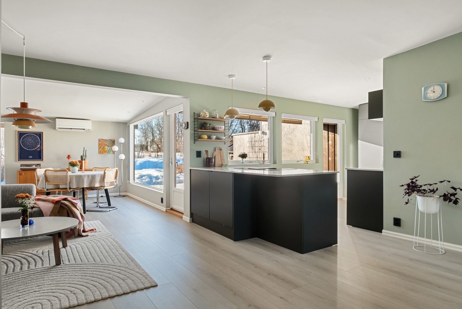 Det er åpen løsning med stue og kjøkken. Her får du et sosialt rom. Galleribilde