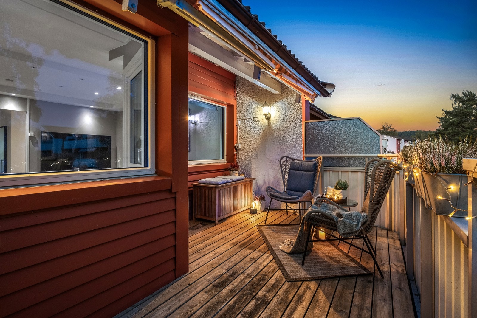 Sene sommerkvelder kan nytes på en skjermet og privat uteplass Galleribilde