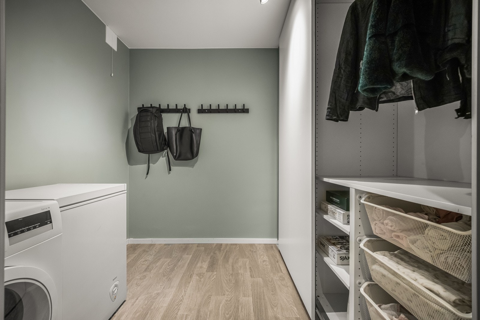 Omkledningsrom med tørketrommel, ekstra fryser og mye garderobeplass. Galleribilde