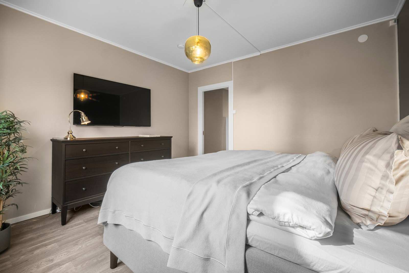 Dagens eier har ikke montert store garderobeskap på soverommet da de har benyttet omkledningsrom som et "walk in closet" Galleribilde