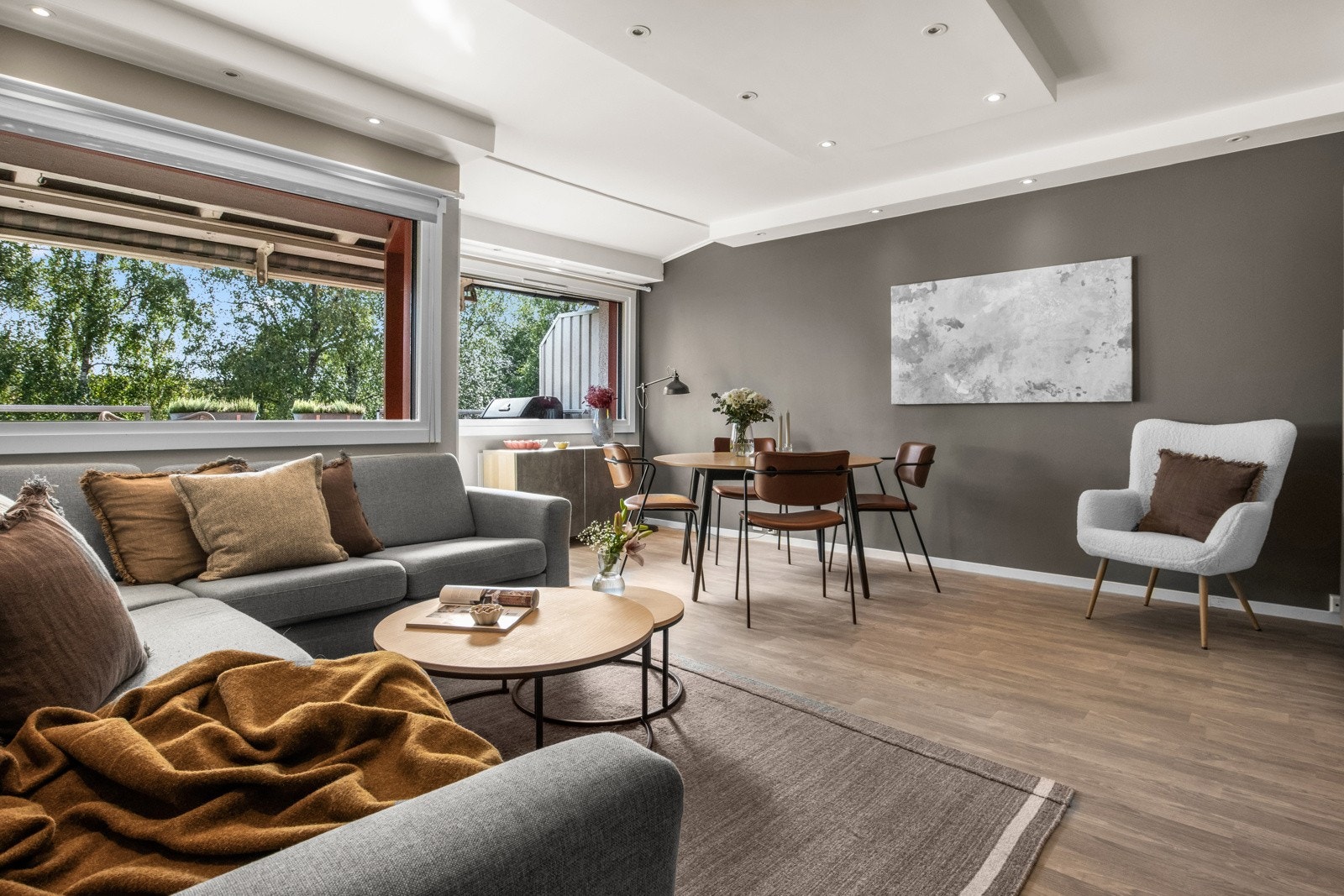 Stuen har en god planløsning med naturlige soner for sofagruppe og spiseplass Galleribilde