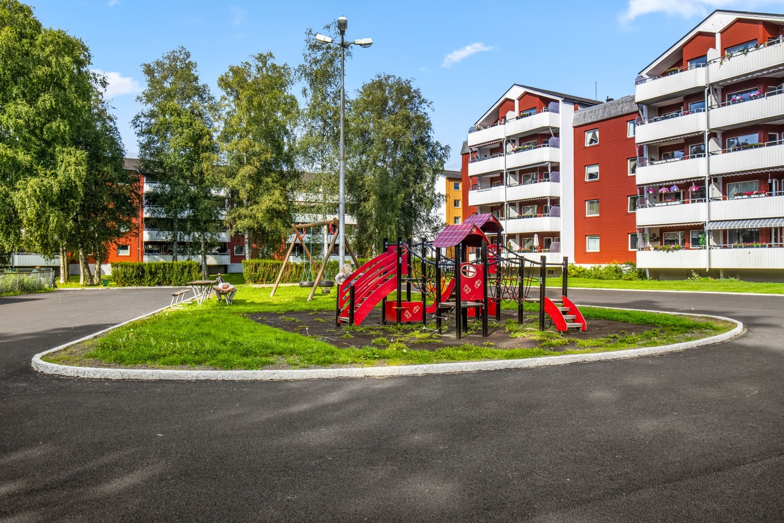 Det er pene og grønne fellesområder i borettslaget med lekeplasser og sitteplasser Galleribilde