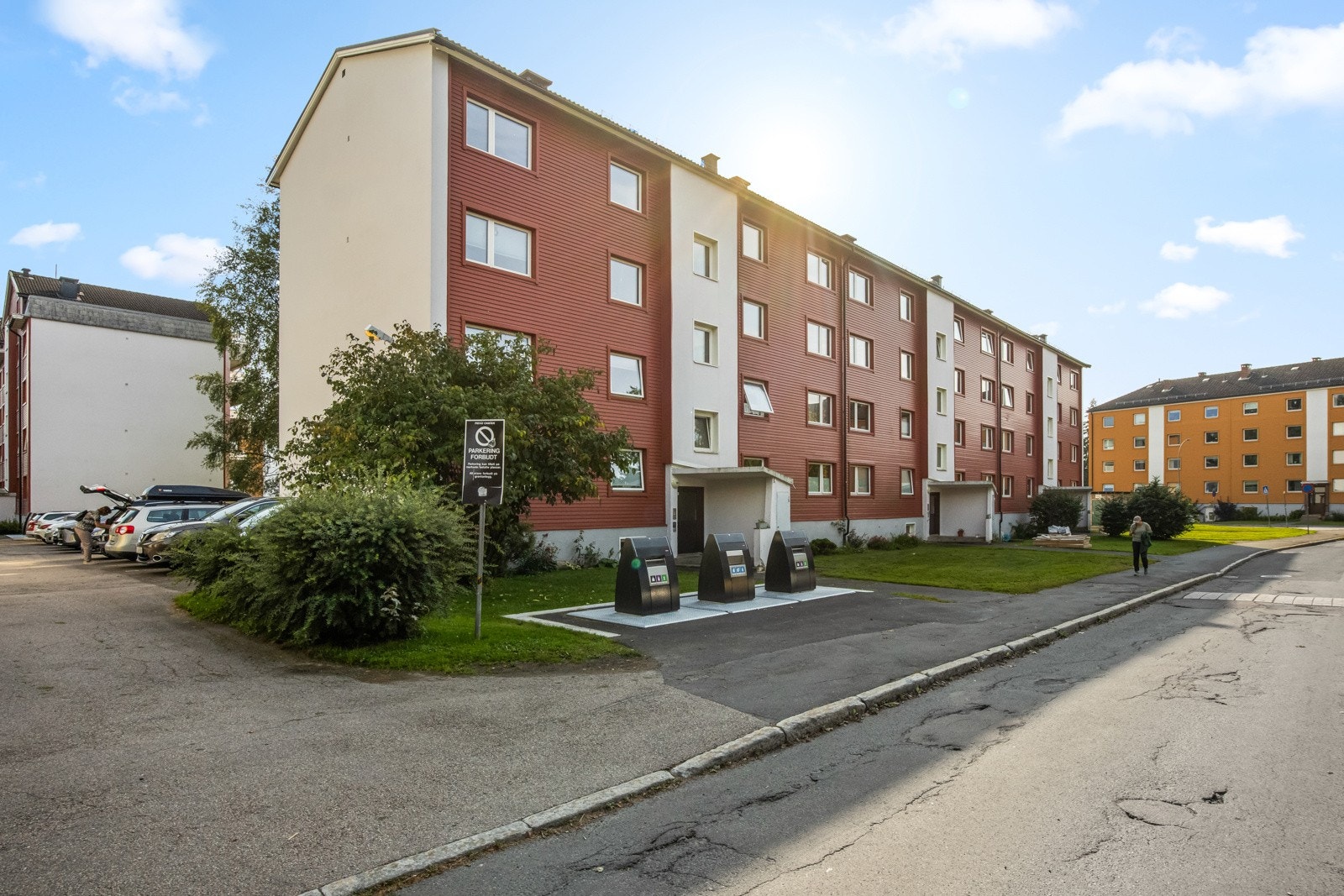 Borettslaget er i gang med utbytting av inngangsdører mm. Les mer under "borettslag" i salgsoppgaven. Galleribilde