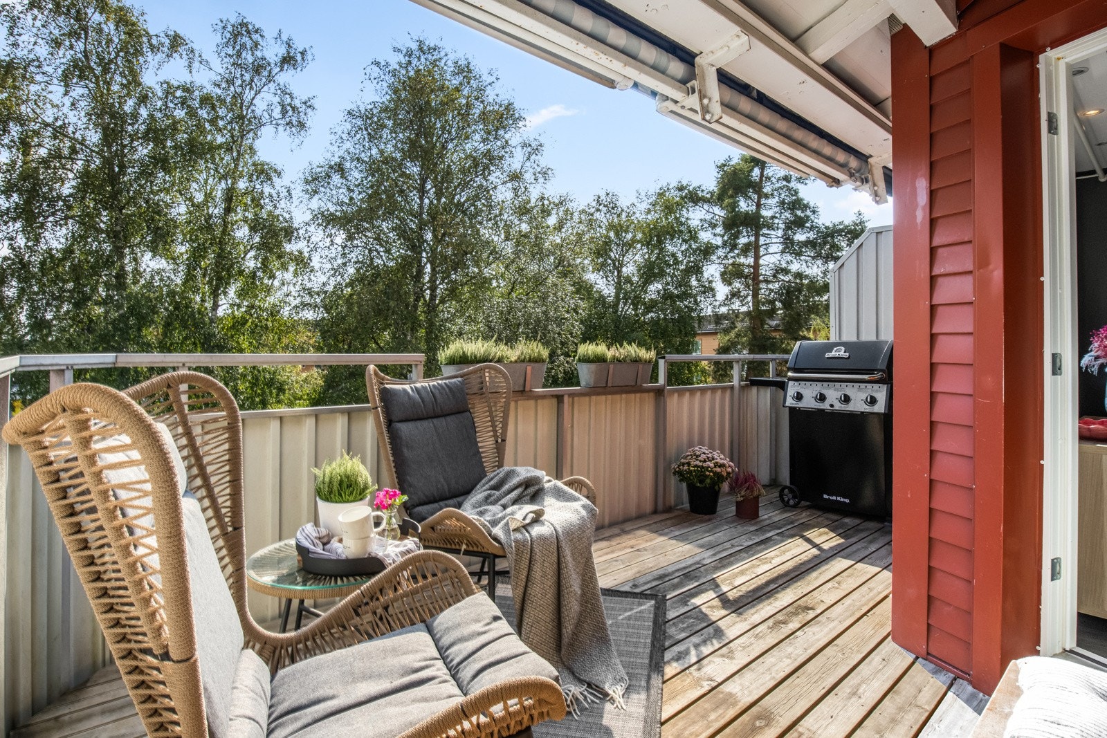 Gode møbleringsmuligheter for spisegruppe/sofagruppe og tilhørende møblement Galleribilde