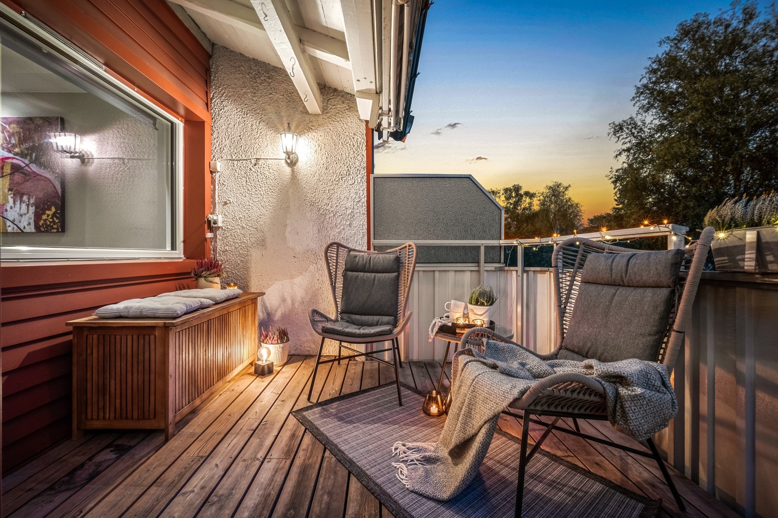 Balkongen har tredekke på gulv og er lett å vedlikeholde Galleribilde