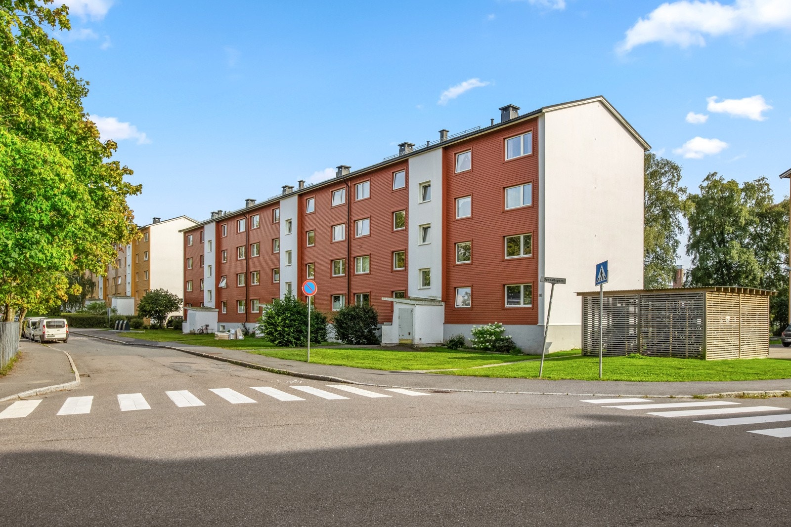 Sykkelparkering i felles sykkelskur rett utenfor boligblokken. Galleribilde