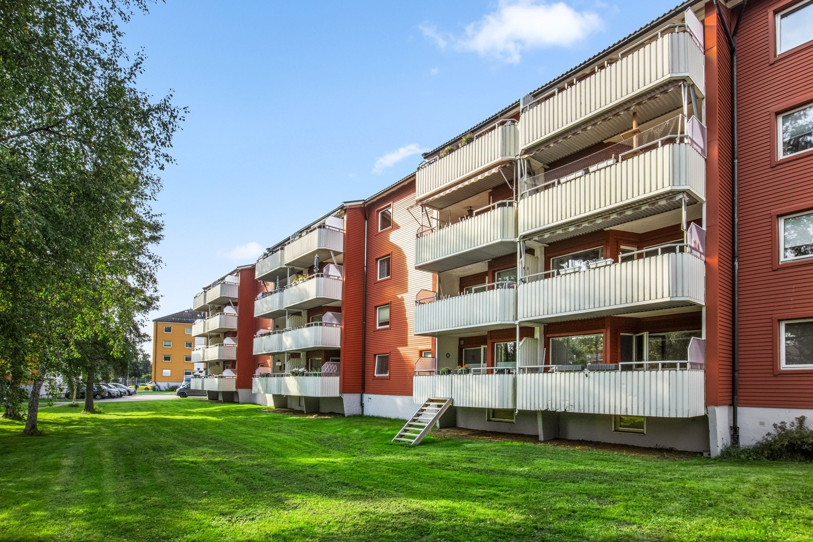 Skjermet og rolig område ved balkongene. Boligen har en sørvendt balkong som har sol fra morgen til kveld på sommerhalvåret. På vinterstid er det skøytebane og julegrantenning som arrangeres av borettslaget. Galleribilde