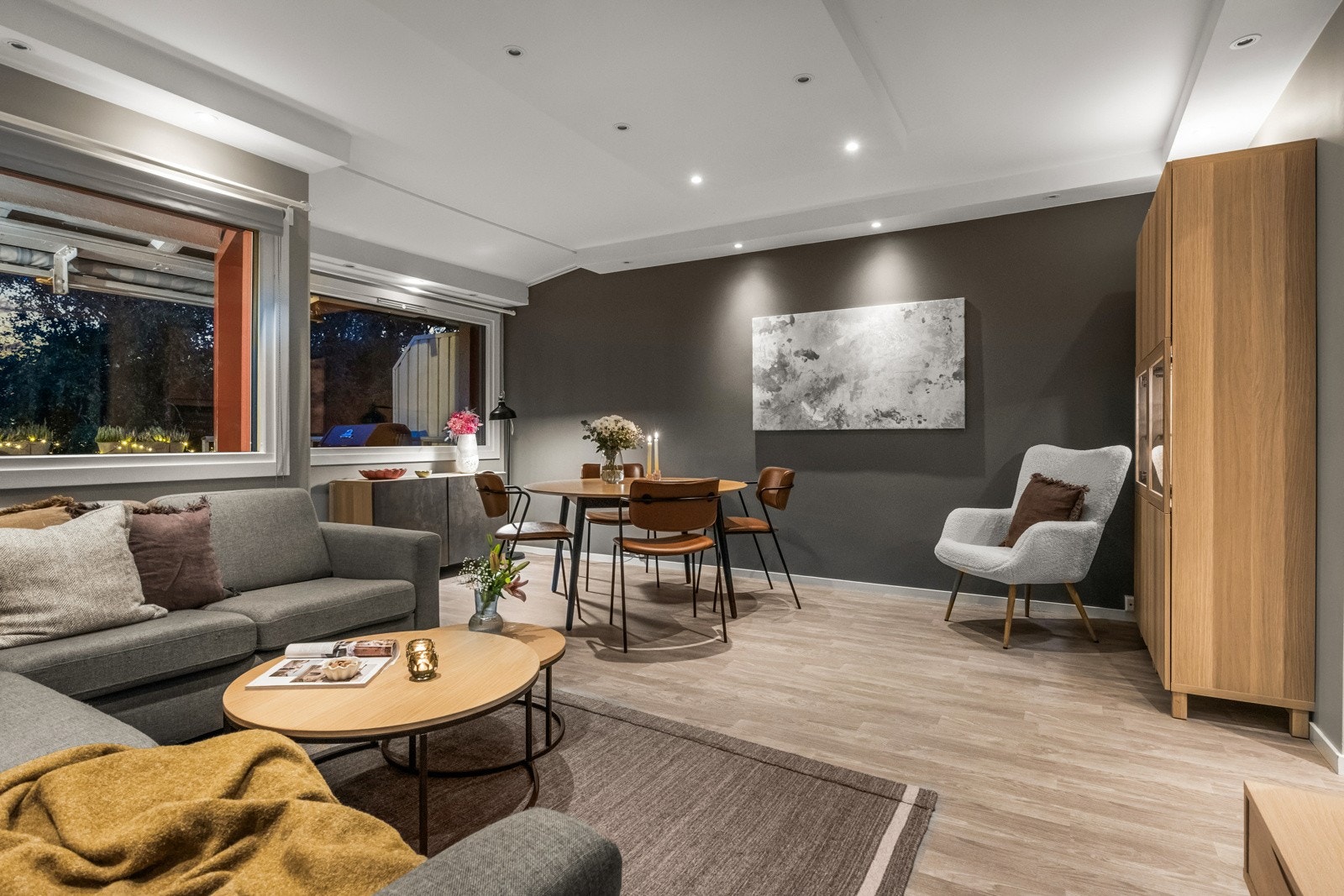 Varmtvann og fyring er inkludert i felleskostnadene og boligen varmes opp via radiatorer. Galleribilde