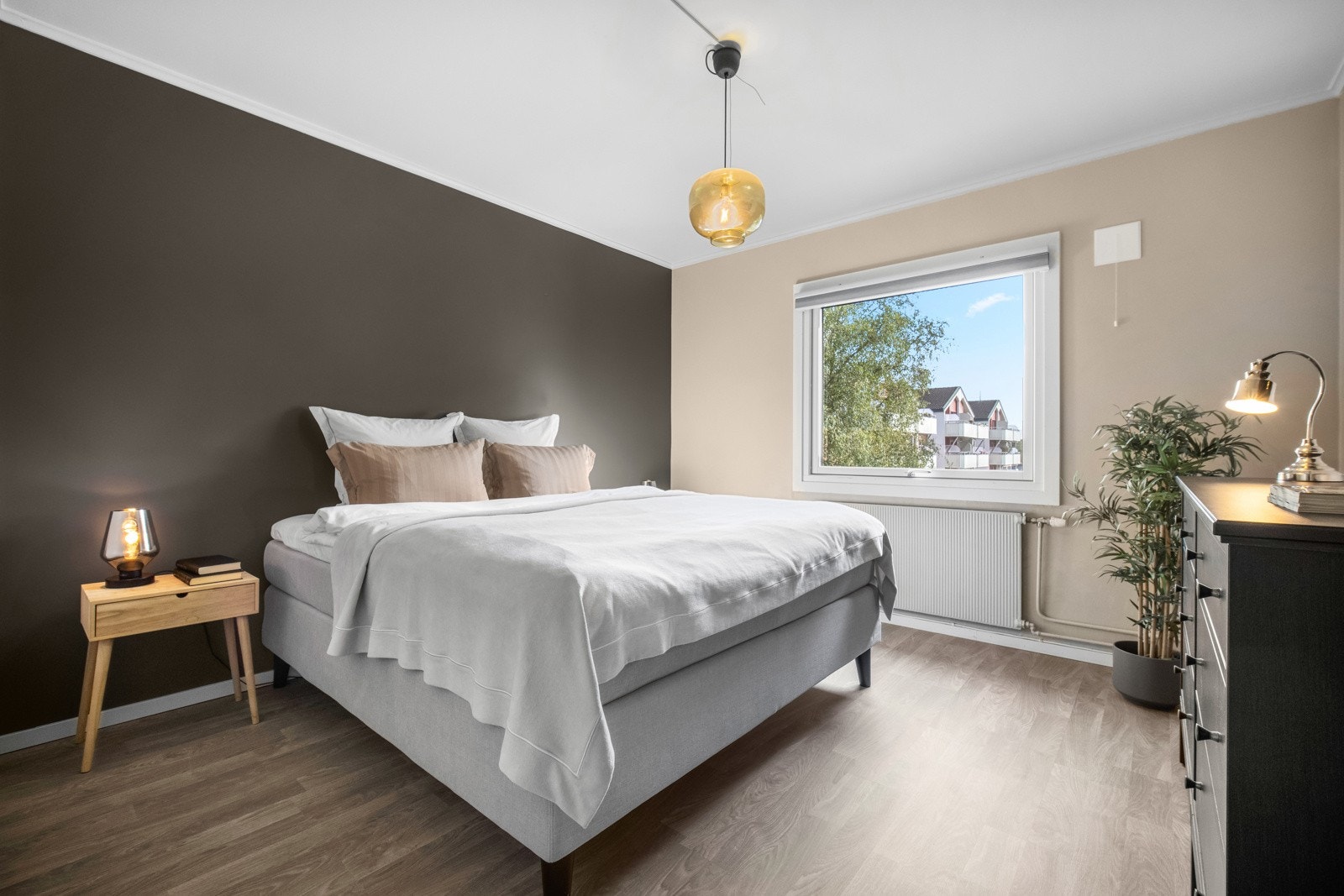 Hovedsoverommet er romslig og har gode møbleringsmuligheter. Vindu vender mot rolig område. Galleribilde