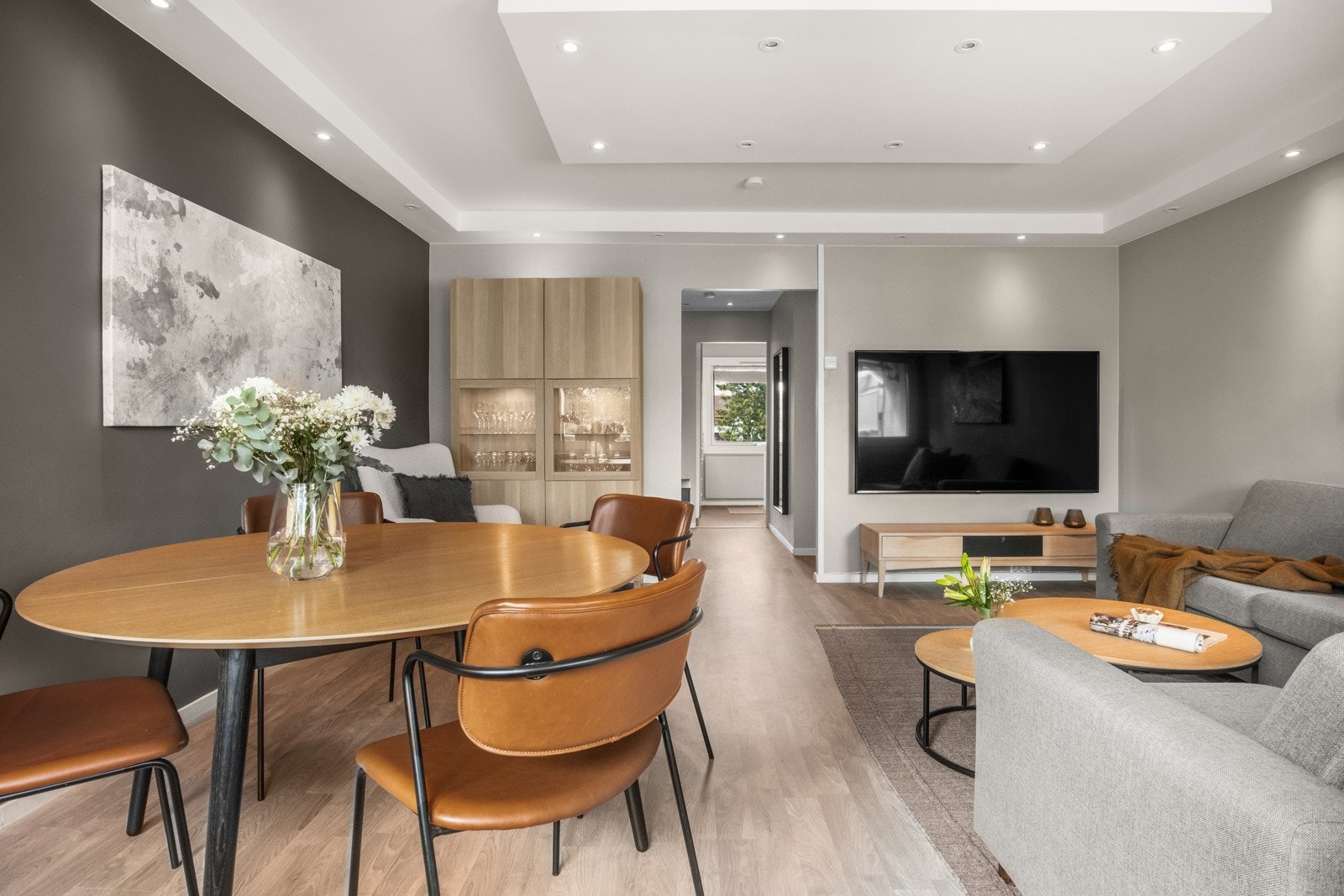 Leiligheten ble oppgradert med nye dimmere til spotter i 2023 Galleribilde